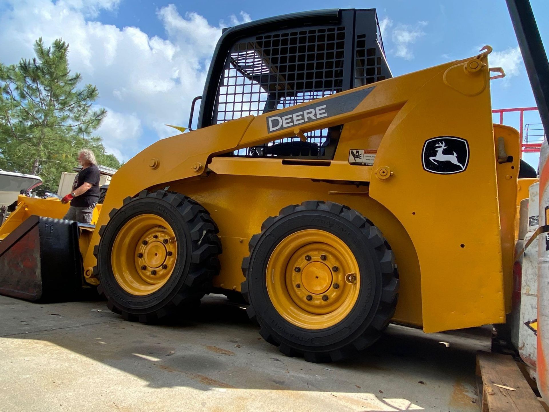 JOHN DEERE DIESEL SKID STEER WITH BUCKET ATTACHMENT, RUNS & OPERATES - Image 5 of 8