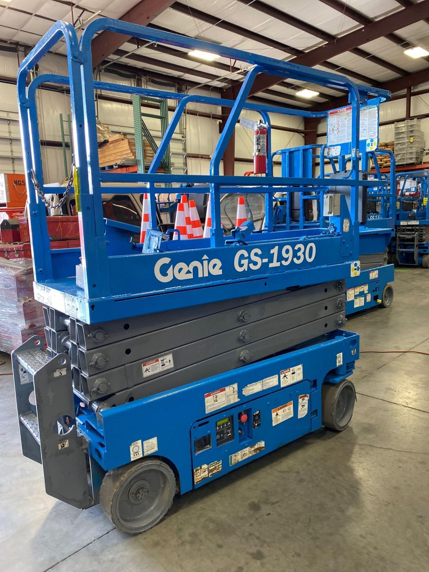 2014 GENIE GS-1930 ELECTRIC SCISSOR LIFT, 19' PLATFORM HEIGHT, BUILT IN BATTERY CHARGER - Image 7 of 10