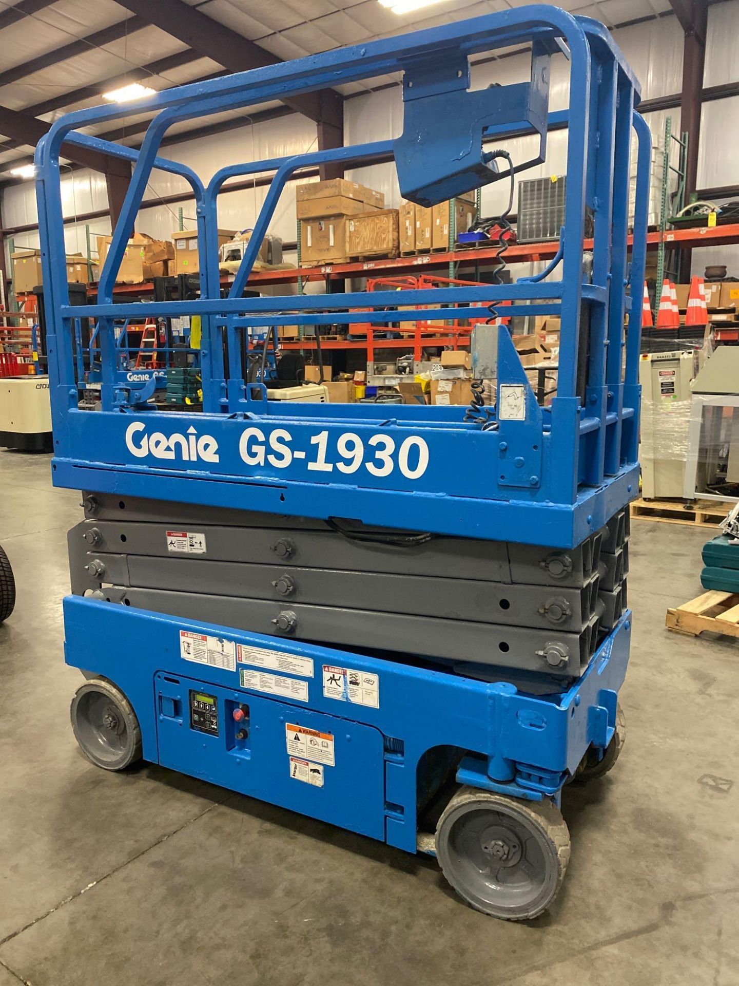 2011 GENIE GS-1930 ELECTRIC SCISSOR LIFT, SELF PROPELLED, SLIDE OUT WORK PLATFORM, 19' PLATFORM HEIG - Image 2 of 8