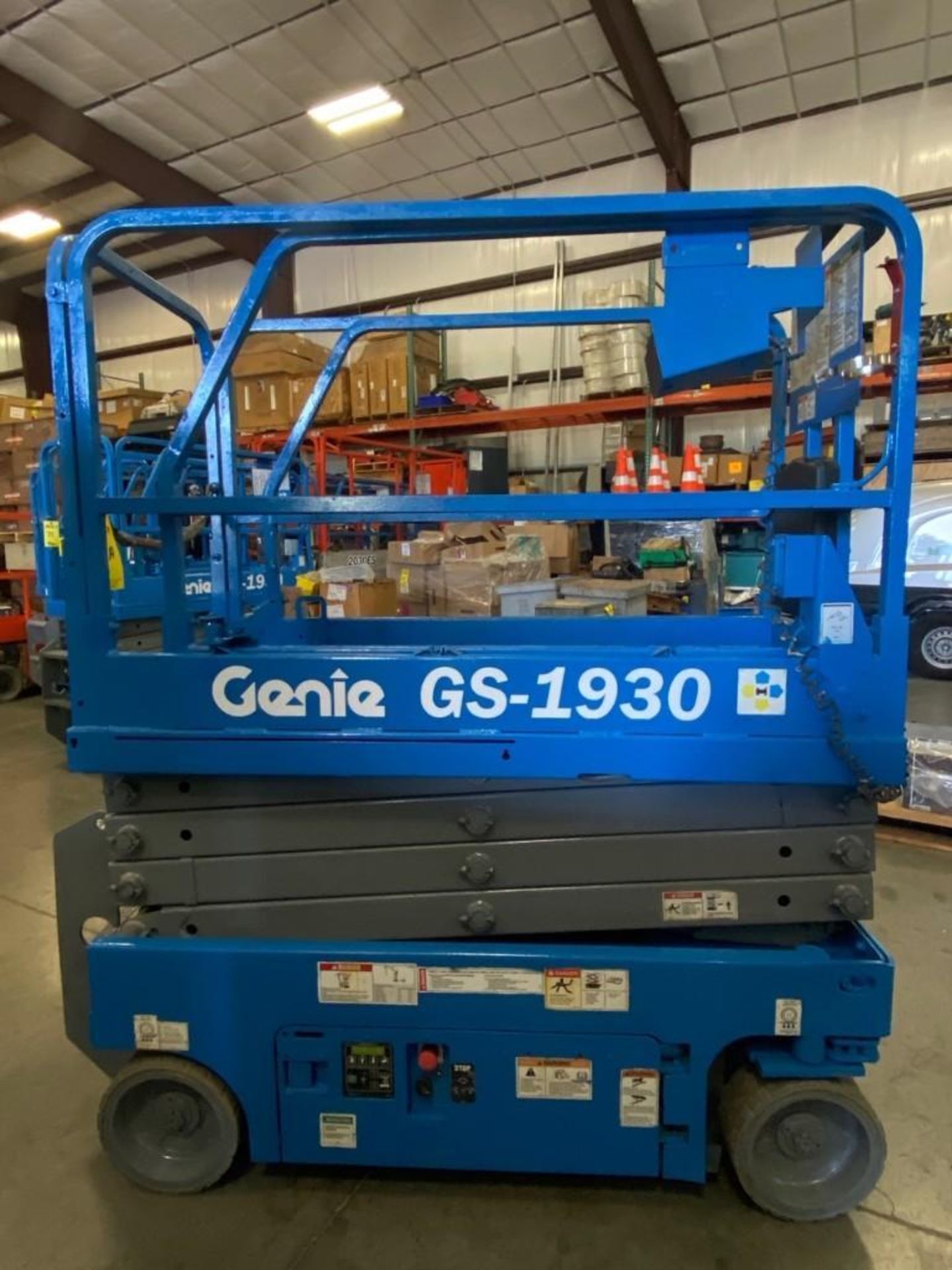 2013 GS-1930 ELECTRIC SCISSOR LIFT, SELF PROPELLED, SLIDE OUT WORK PLATFORM, 19' PLATFORM HEIGHT, BU