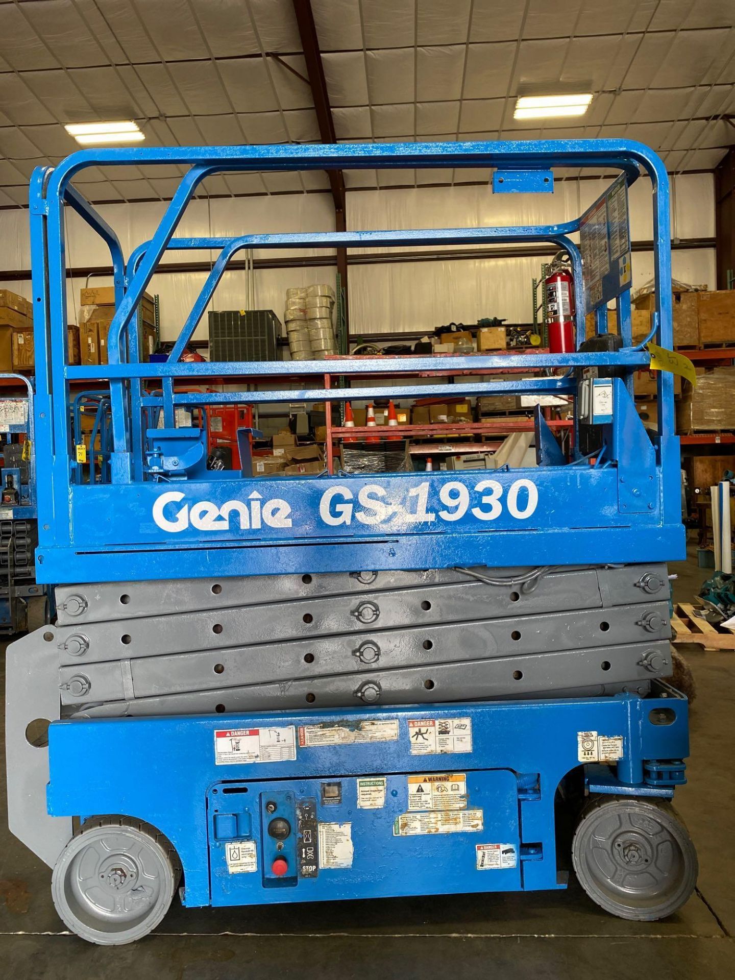 GENIE GS-1930 ELECTRIC SCISSOR LIFT, SELF PROPELLED, SLIDE OUT WORK PLATFORM, 19' PLATFORM HEIGHT, B - Image 2 of 7