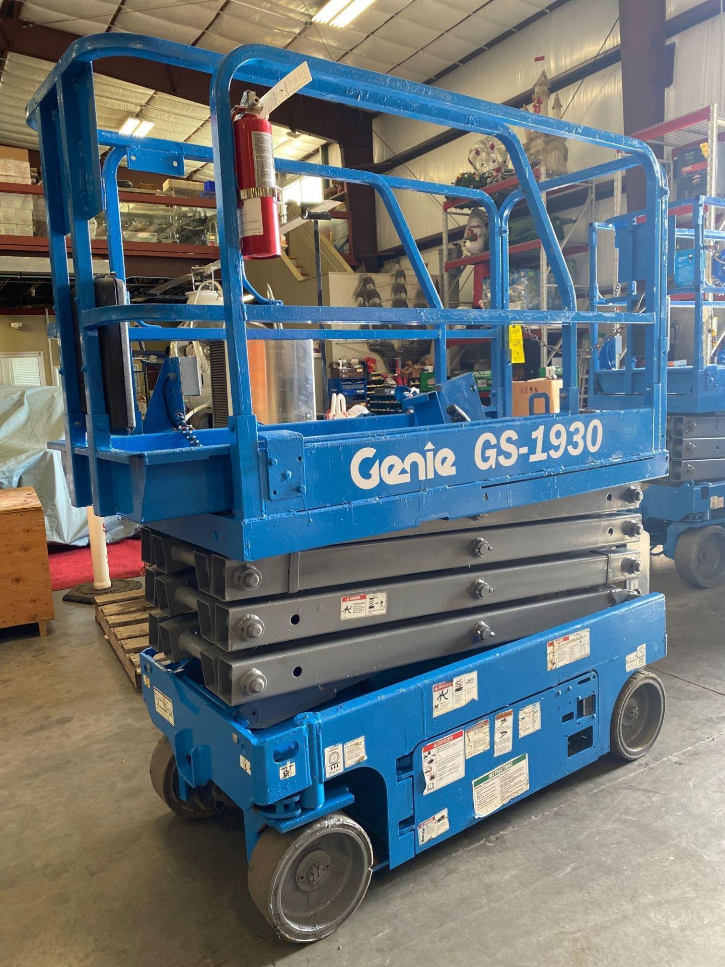 2014 GENIE GS-1930 ELECTRIC SCISSOR LIFT, 19' PLATFORM HEIGHT, BUILT IN BATTERY CHARGER - Image 2 of 10