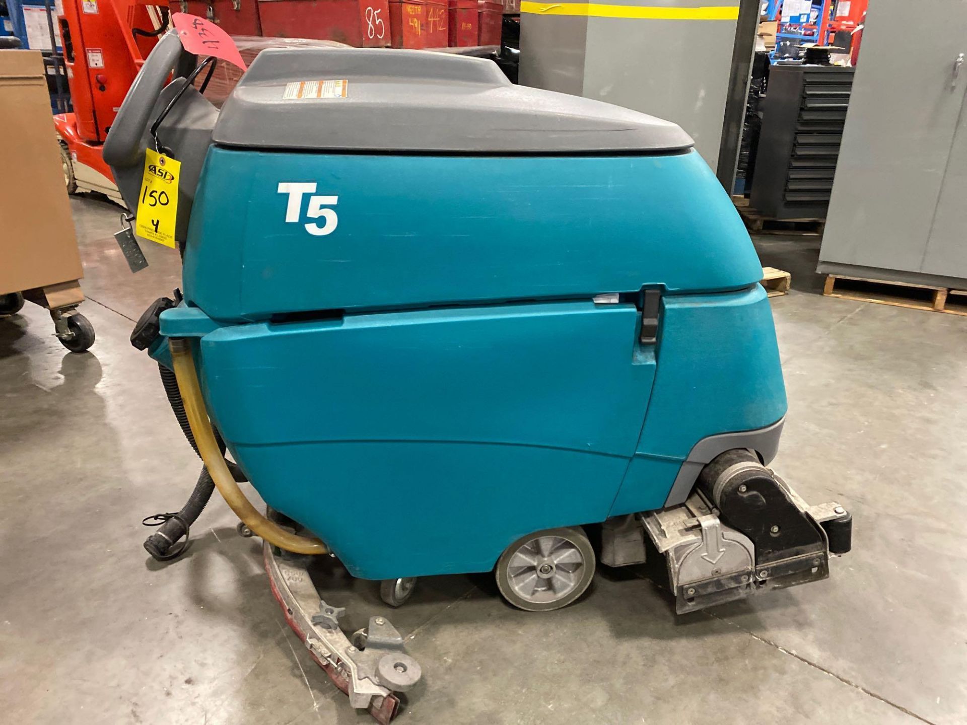 TENNANT T5 FLOOR SCRUBBER, BUILT IN BATTERY CHARGER, RUNS & OPERATES - Image 10 of 22