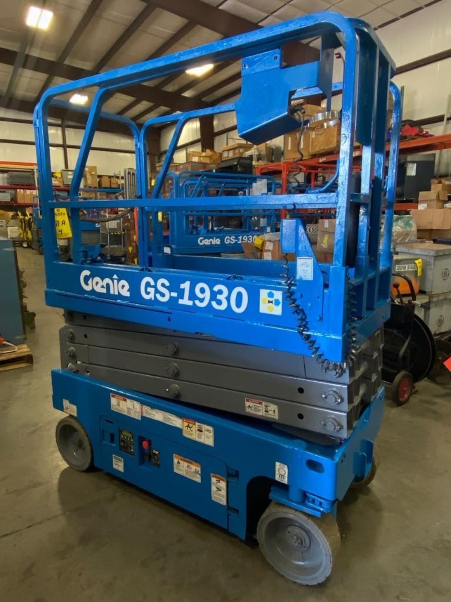 2013 GS-1930 ELECTRIC SCISSOR LIFT, SELF PROPELLED, SLIDE OUT WORK PLATFORM, 19' PLATFORM HEIGHT, BU - Image 6 of 7