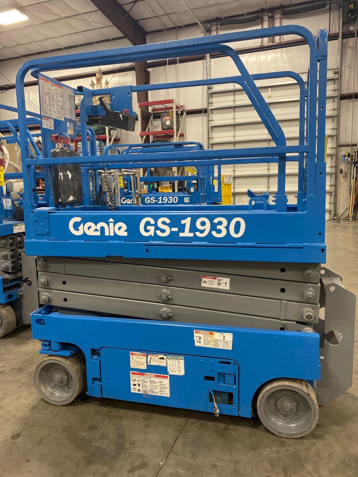 2011 GENIE GS-1930 ELECTRIC SCISSOR LIFT, SELF PROPELLED, SLIDE OUT WORK PLATFORM, 19' PLATFORM HEIG - Image 4 of 8