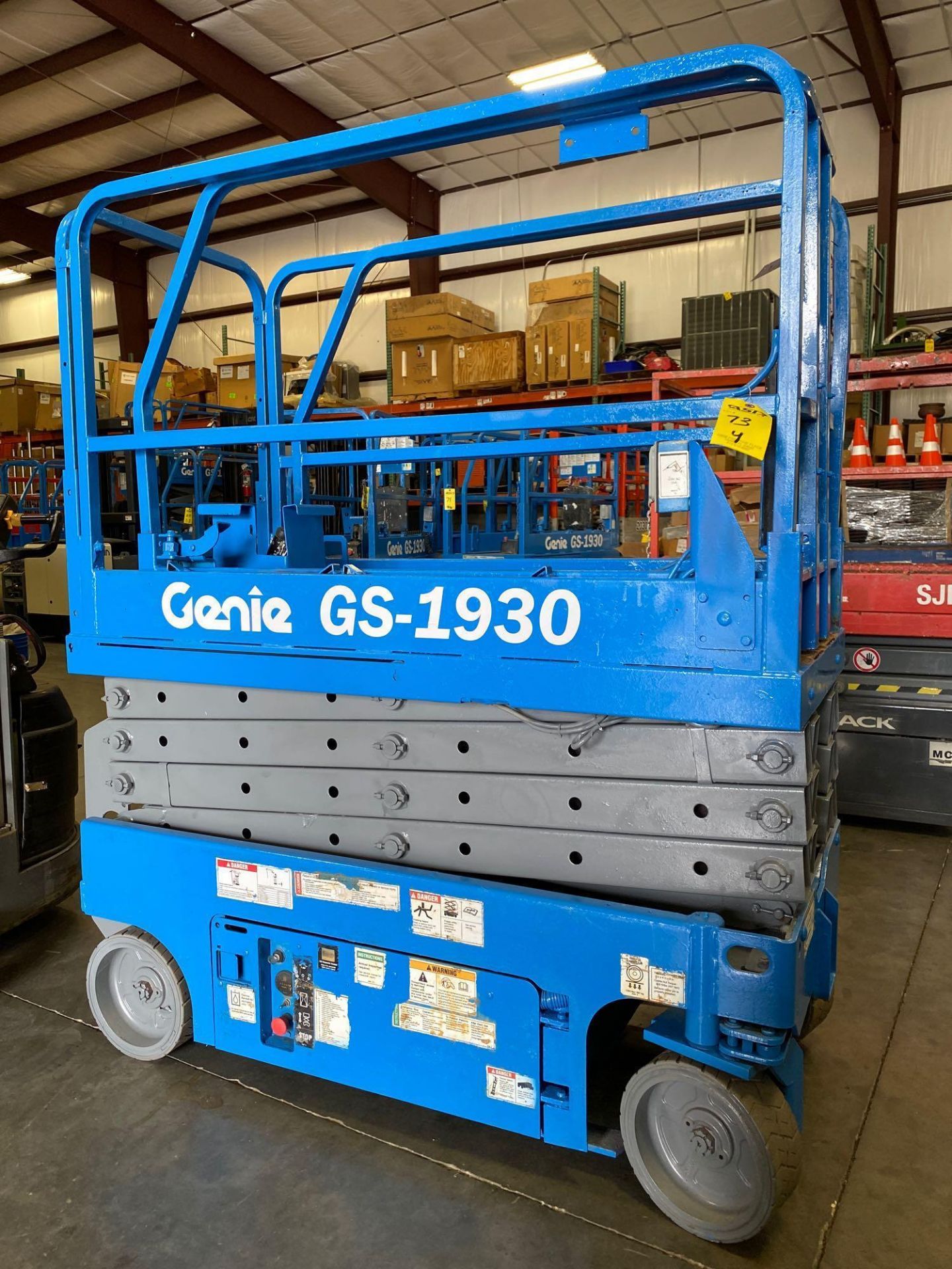 GENIE GS-1930 ELECTRIC SCISSOR LIFT, SELF PROPELLED, SLIDE OUT WORK PLATFORM, 19' PLATFORM HEIGHT, B