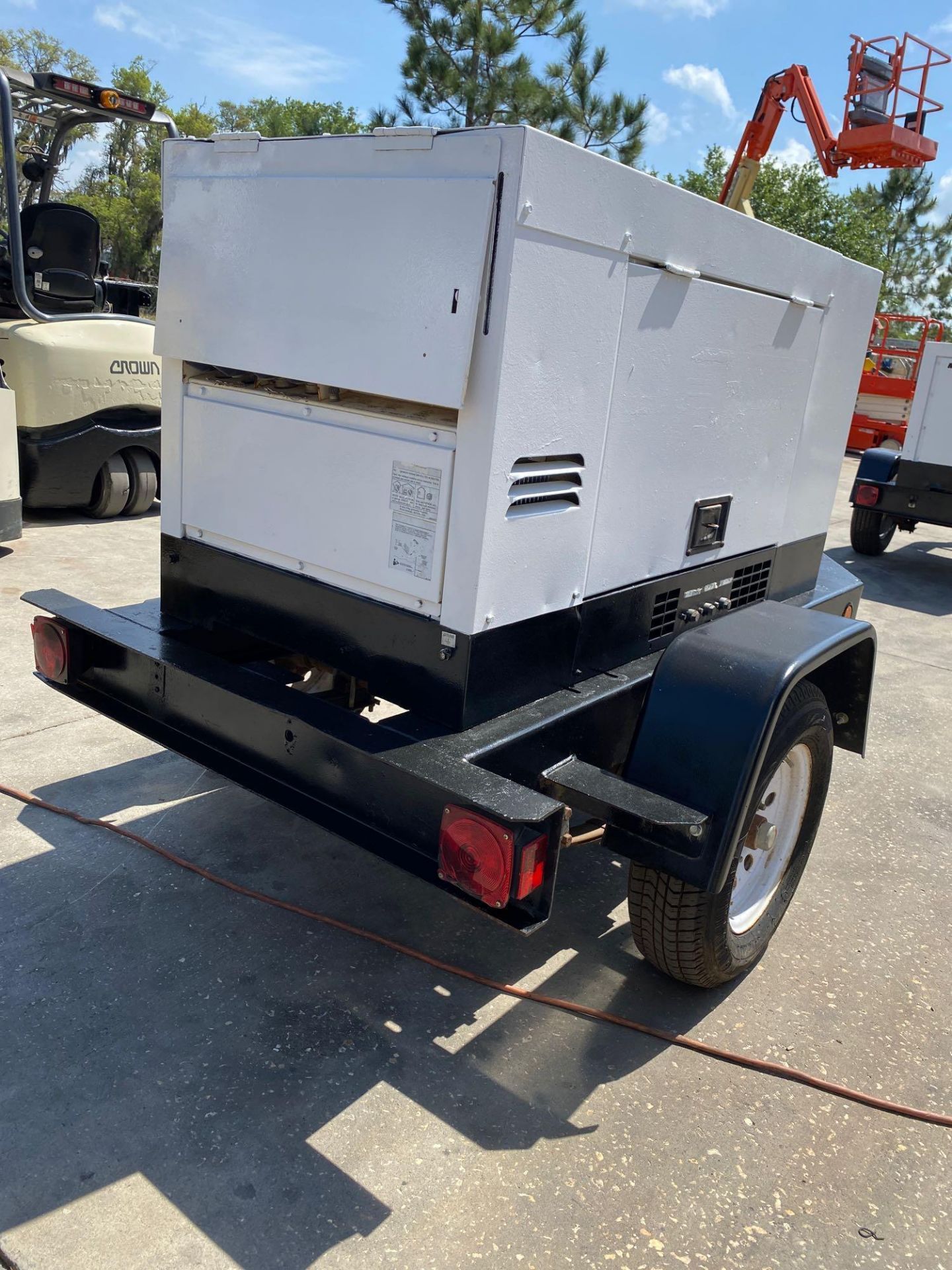 WHISPERWELD 400 AMP DC WELDER/14 KW GENERATOR, MODEL DLW-400 ESA, TRAILER MOUNTED, RUNS AND OPERATES - Image 8 of 14