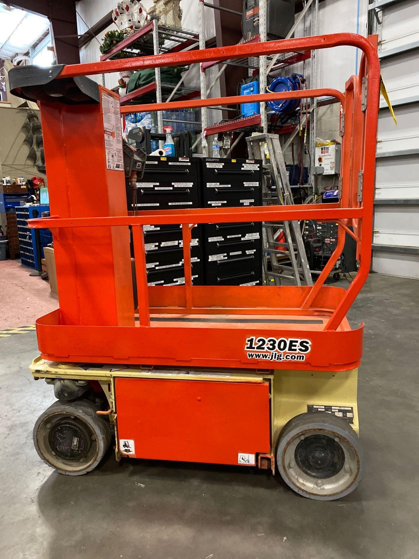 JLG 1230 ES ELECTRIC MAN LIFT, SELF PROPELLED, BUILT IN BATTERY CHARGER, 12' PLATFORM HEIGHT, APPROX - Image 2 of 7