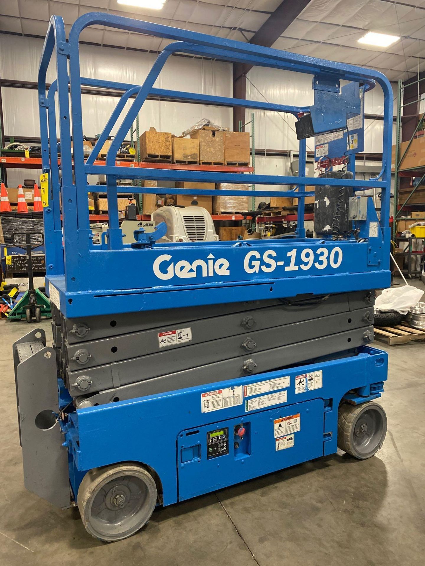 2011 GENIE GS-1930 ELECTRIC SCISSOR LIFT, SELF PROPELLED, SLIDE OUT WORK PLATFORM, 19' PLATFORM HEIG