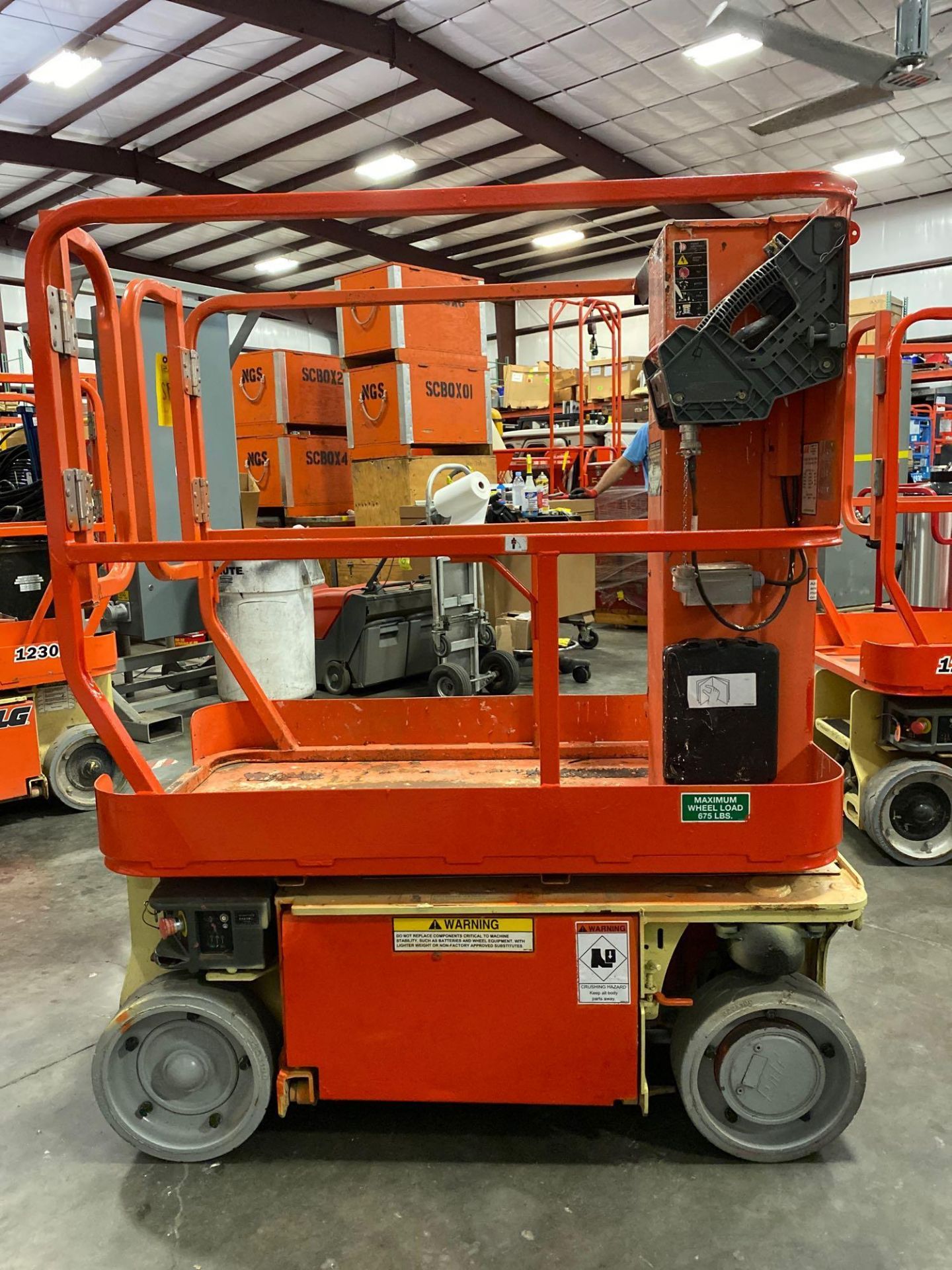 JLG 1230 ES ELECTRIC MAN LIFT, SELF PROPELLED, BUILT IN BATTERY CHARGER, 12' PLATFORM HEIGHT, APPROX - Image 3 of 6