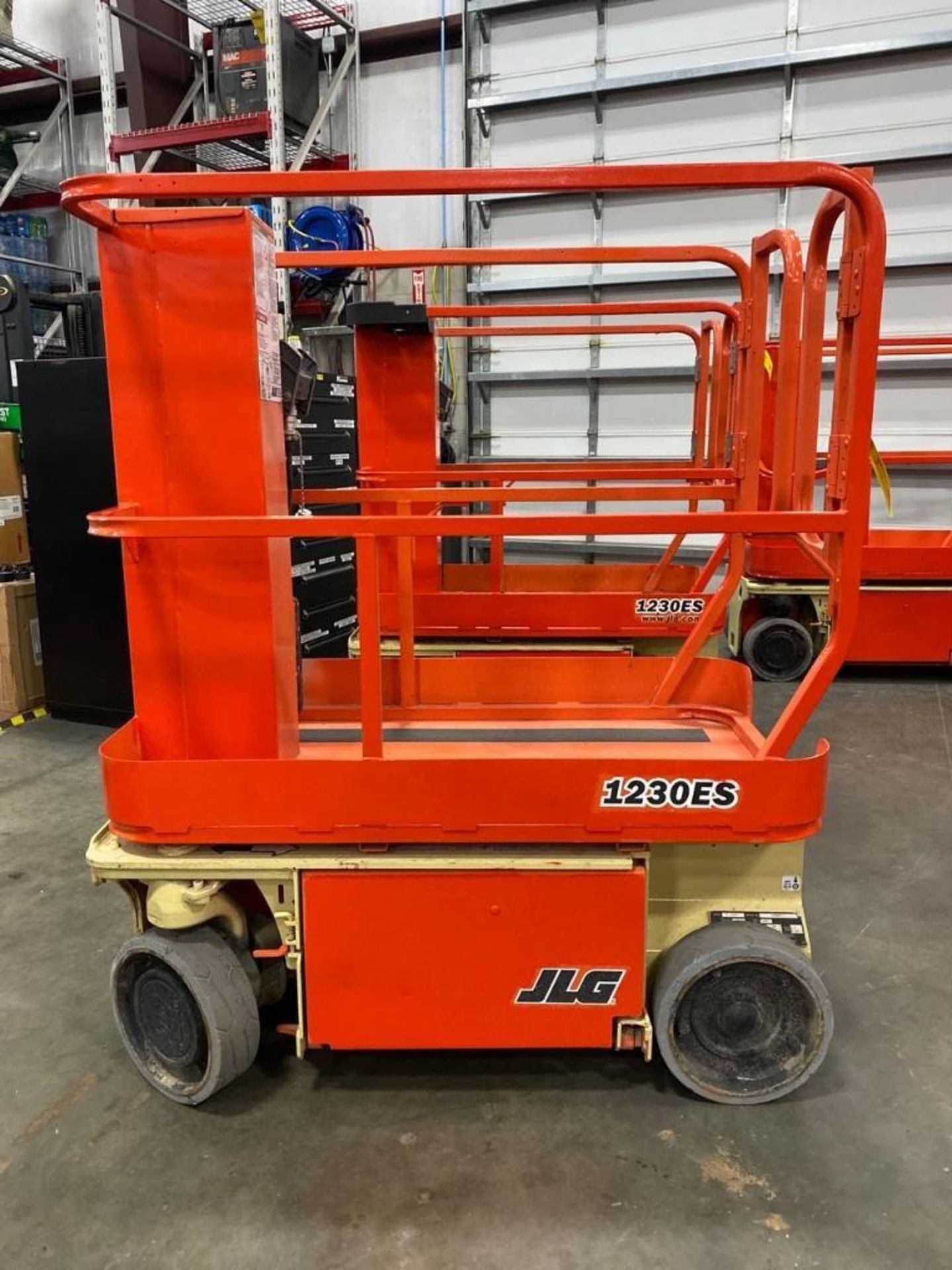 JLG 1230 ES ELECTRIC MAN LIFT, SELF PROPELLED, BUILT IN BATTERY CHARGER, 12' PLATFORM HEIGHT, APPROX