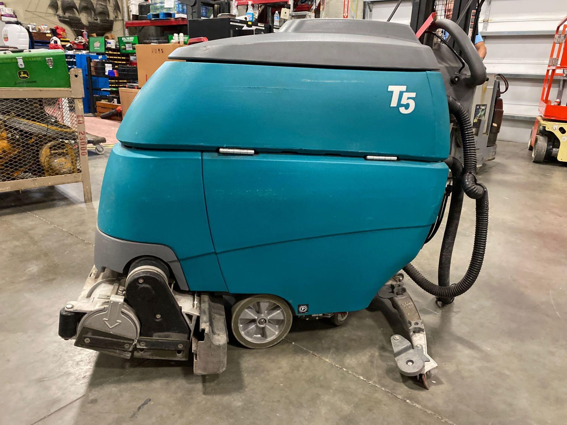 TENNANT T5 FLOOR SCRUBBER, BUILT IN BATTERY CHARGER, RUNS & OPERATES - Image 4 of 22