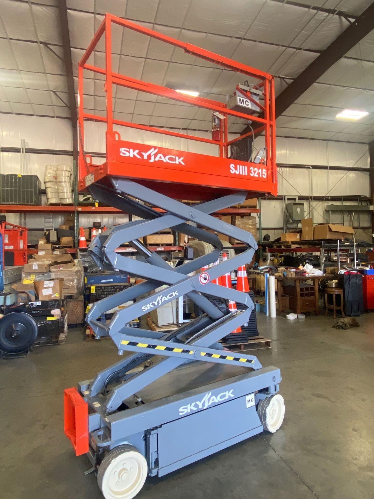 2015 SKYJACK SJIII3215 SCISSOR LIFT, BUILT IN BATTERY CHARGER, RUNS AND OPERATES - Image 6 of 7