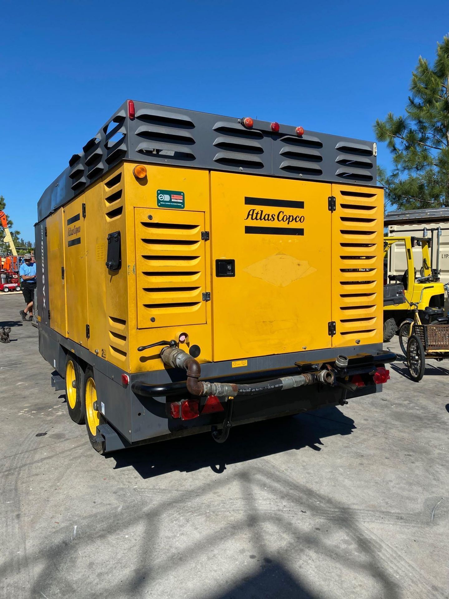 2008/2009 ATLAS COPCO XAS1600CD6 TOW BEHIND AIR COMPRESSOR, CATERPILLAR DIESEL, RUNS AND OPERATES - Image 3 of 14