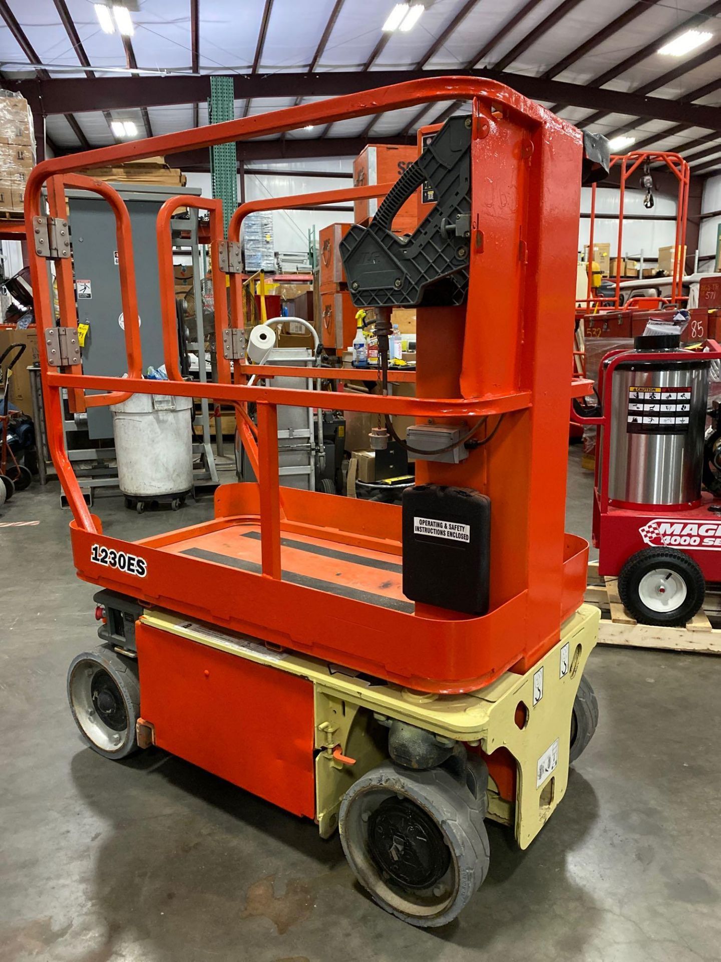 JLG 1230 ES ELECTRIC MAN LIFT, SELF PROPELLED, BUILT IN BATTERY CHARGER, 12' PLATFORM HEIGHT, APPROX - Image 4 of 7