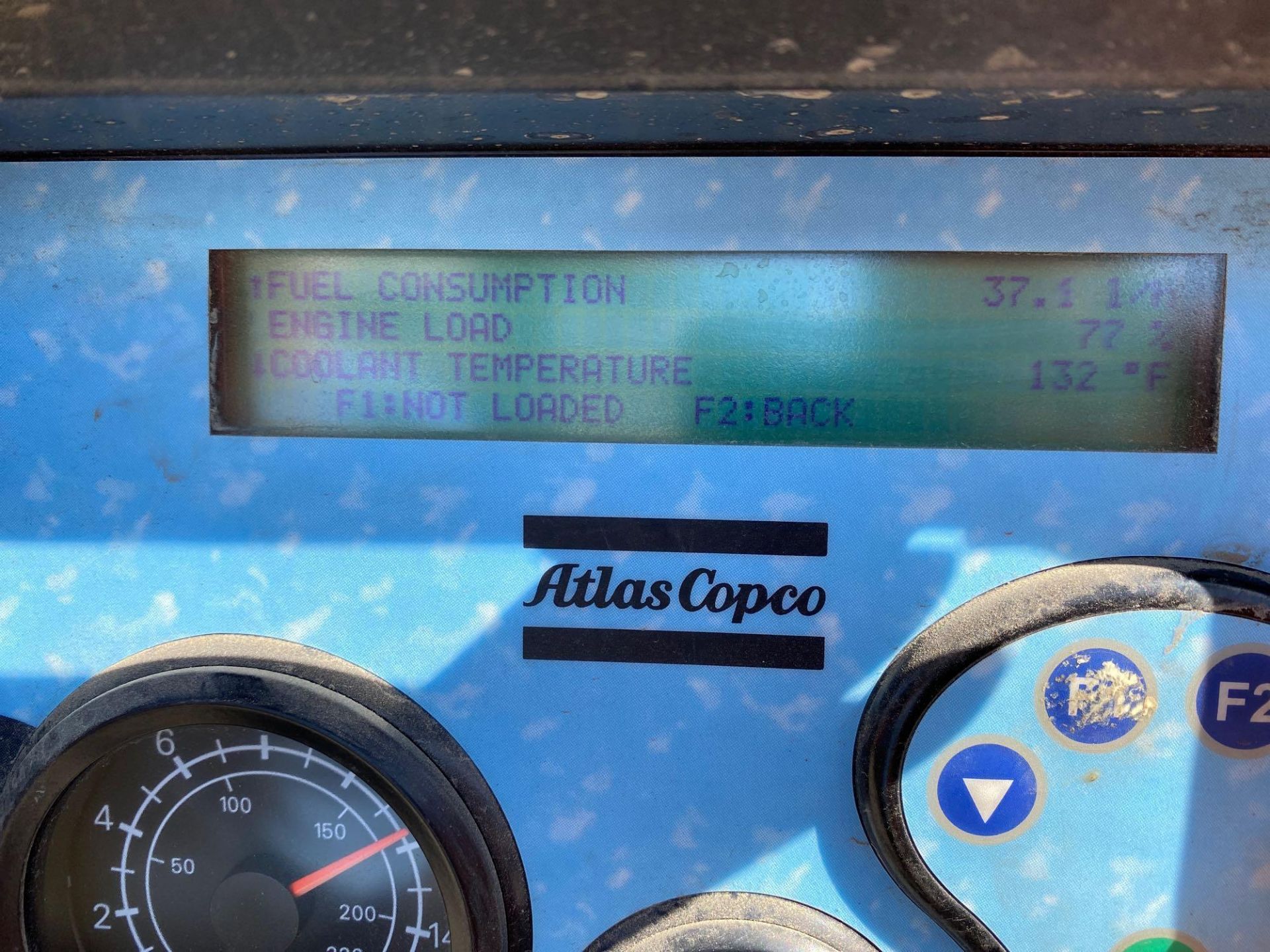 2008/2009 ATLAS COPCO XAS1600CD6 TOW BEHIND AIR COMPRESSOR, CATERPILLAR DIESEL, RUNS AND OPERATES - Image 13 of 14