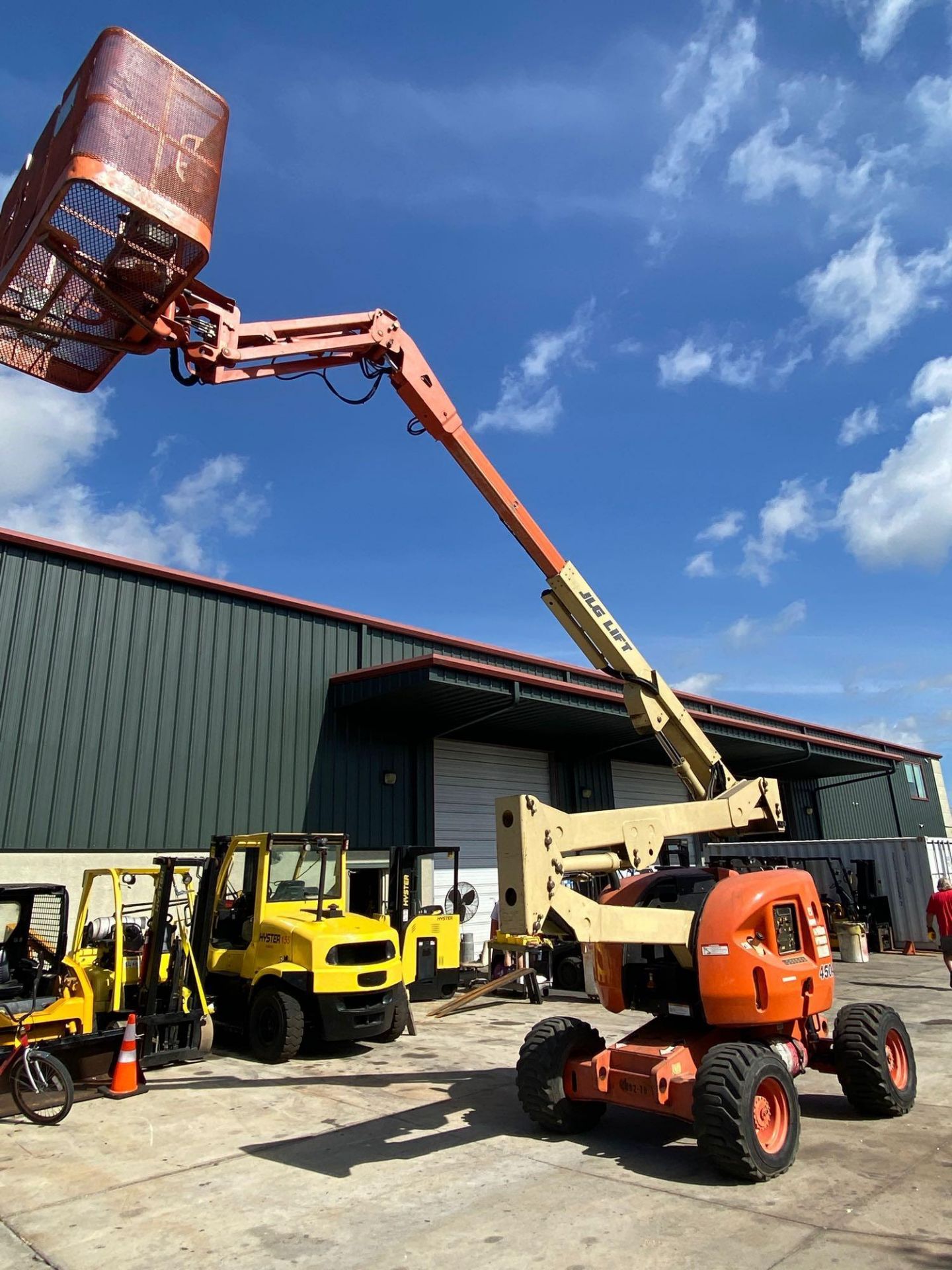 JLG 450AJ 4WD ARTICTLATING MAN LIFT, 4x4, LP/GAS, RUNS AND OPERATES