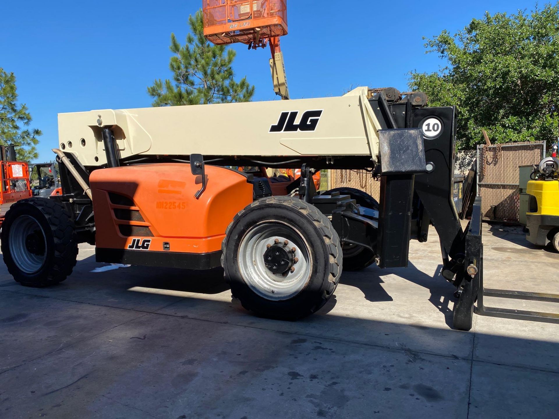 2013 JLG TELESCOPIC FORKLIFT MODEL G10-55A, 10,000 LB CAPACITY, OUTRIGGERS, 5,717.7 HOURS SHOWING, C - Image 14 of 16