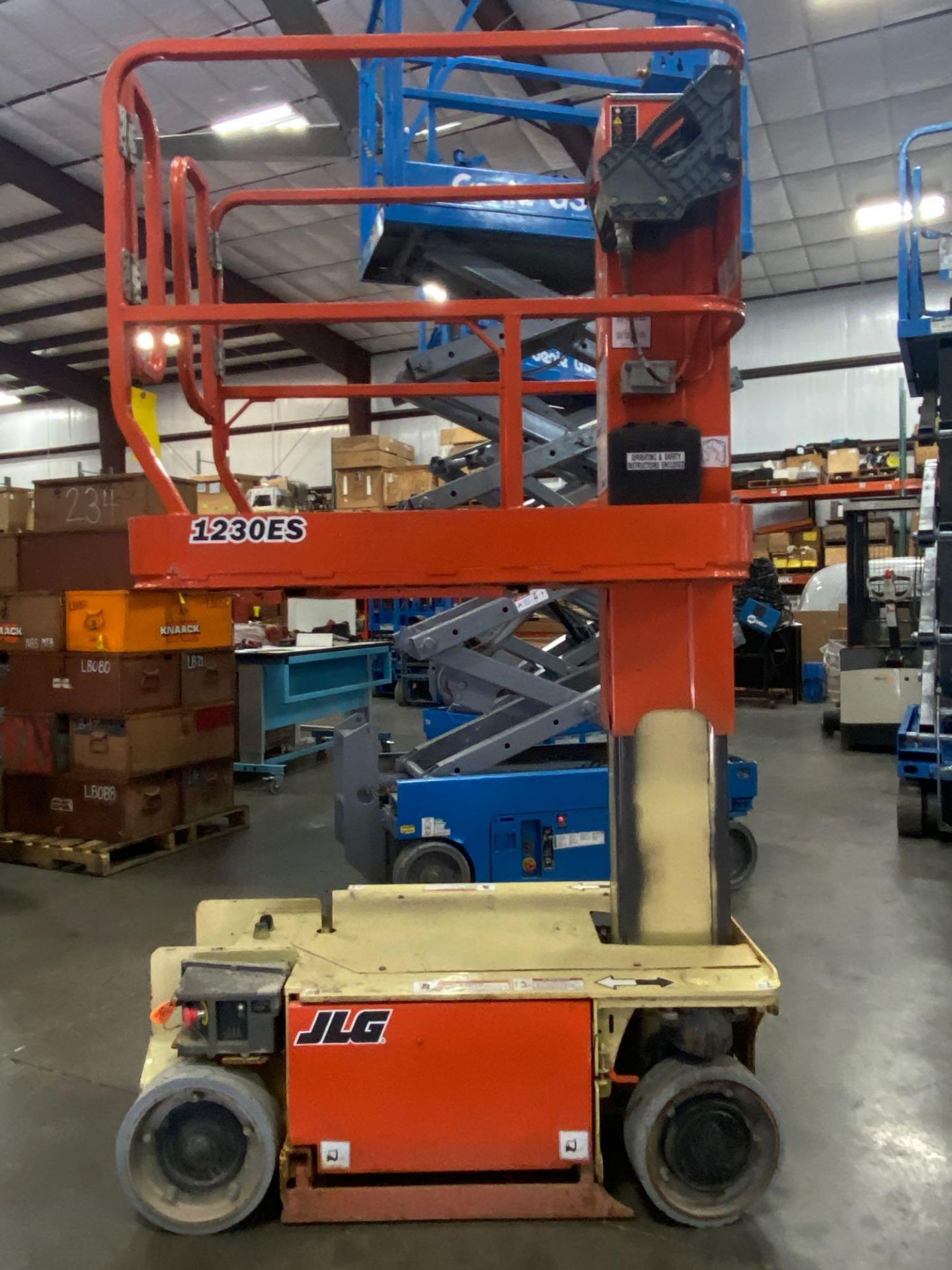 JLG 1230ES MAN LIFT, 12’ PLATFORM HEIGHT, 16’ WORKING HEIGHT, 24V, BUILT IN CHARGER, RUNS AND OPERAT