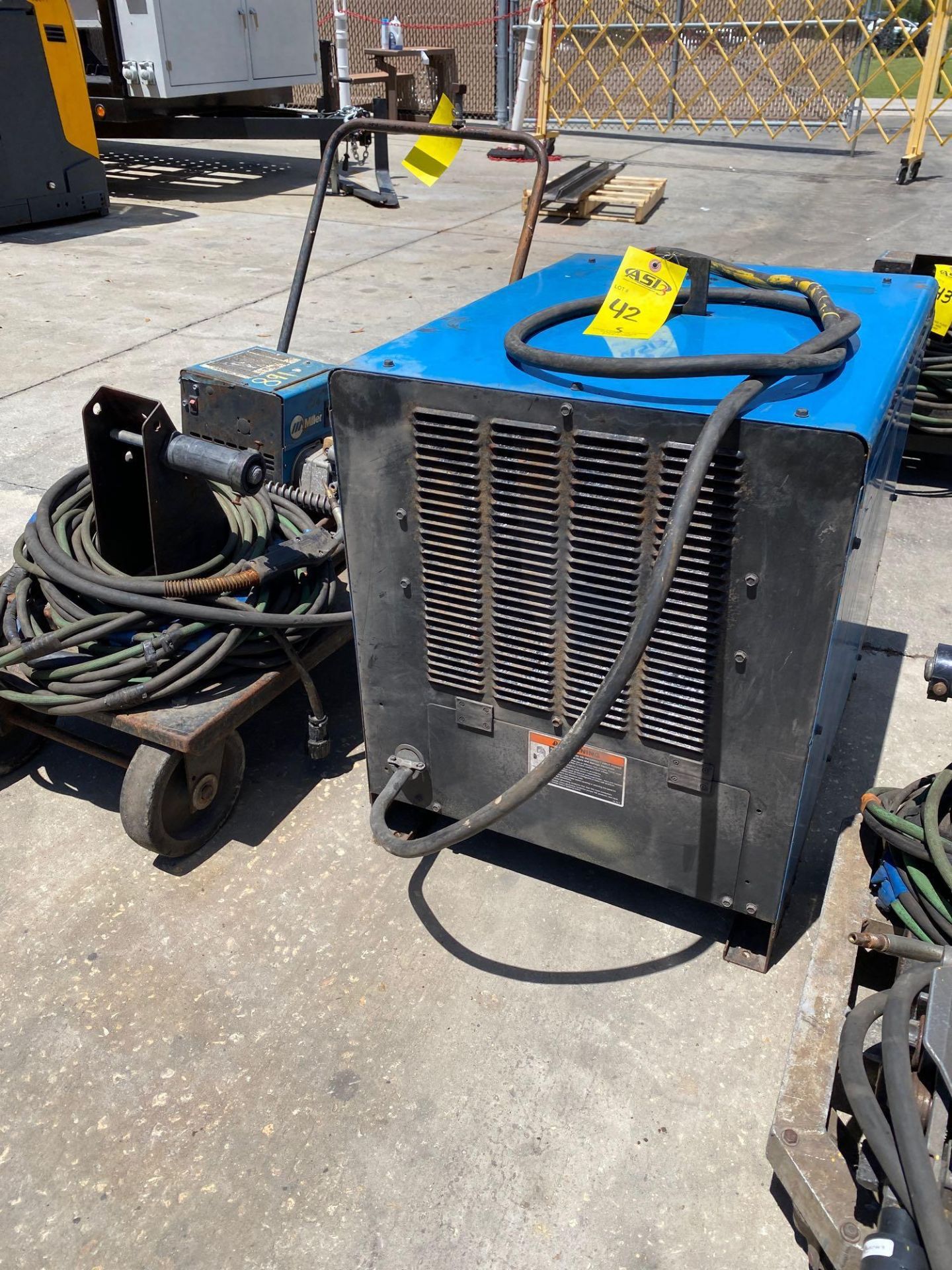MILLER CP-302 ELECTRIC WELDER WITH MILLER 60 SERIES 24V WIRE FEEDER AND CABLES/CORDS - Image 7 of 10