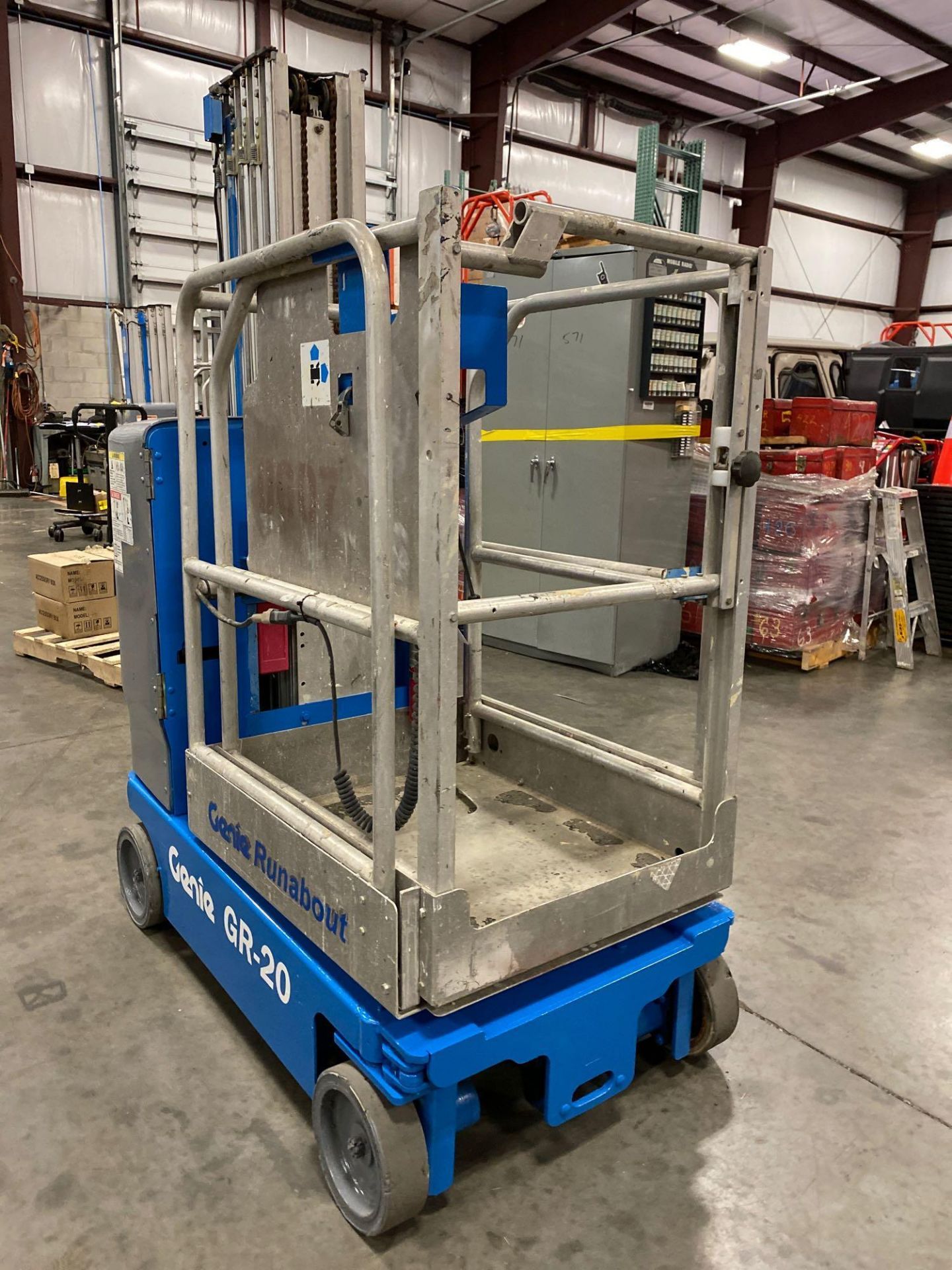 2014 GENIE GR-20 ELECTRIC MAN LIFT, 20' PLATFORM HEIGHT, SELF PROPELLED, 207 HOURS SHOWING - Image 10 of 16