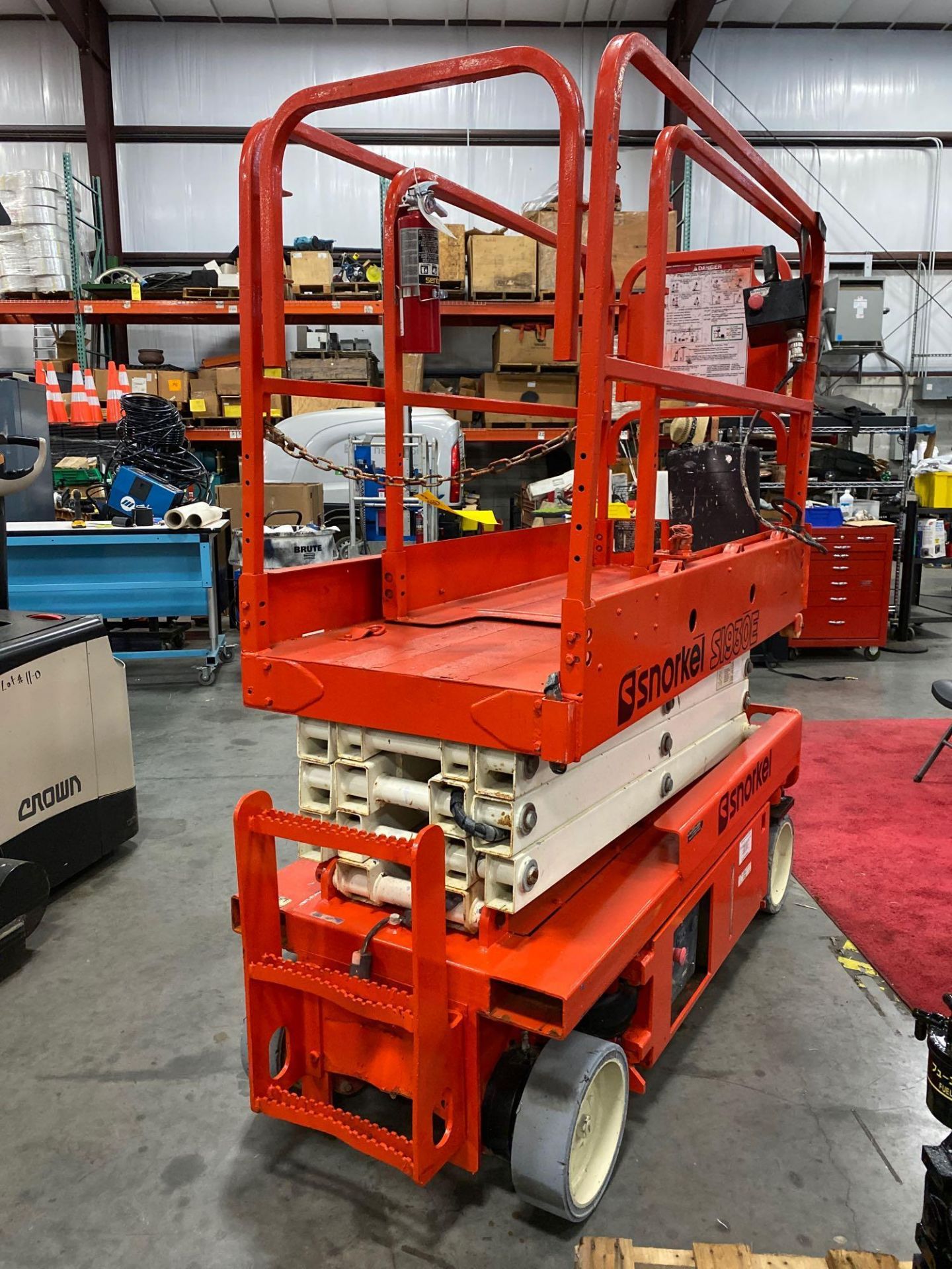 SNORKEL S1930E ELECTRIC SCISSOR LIFT, 19' PLATFORM HEIGHT, SLIDE OUT WORK PLATFORM, BUILT IN BATTERY - Image 9 of 14