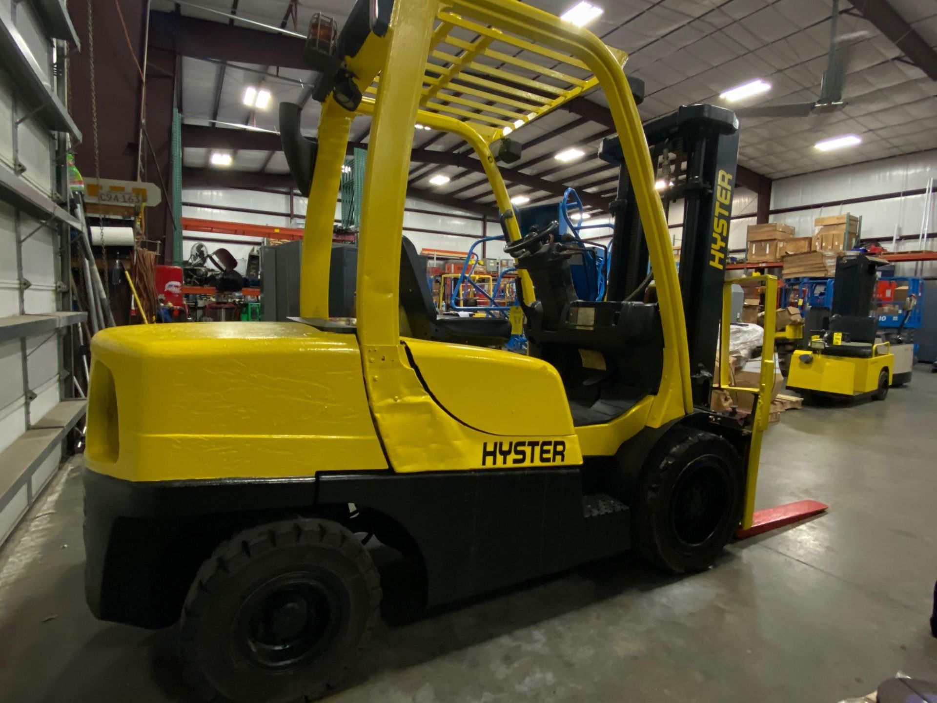 HYSTER H70FT FORKLIFT, APPROX. 7,000 LB CAPACITY, 181.9" HEIGHT CAP, TILT, RUNS AND OPERATES - Image 3 of 10