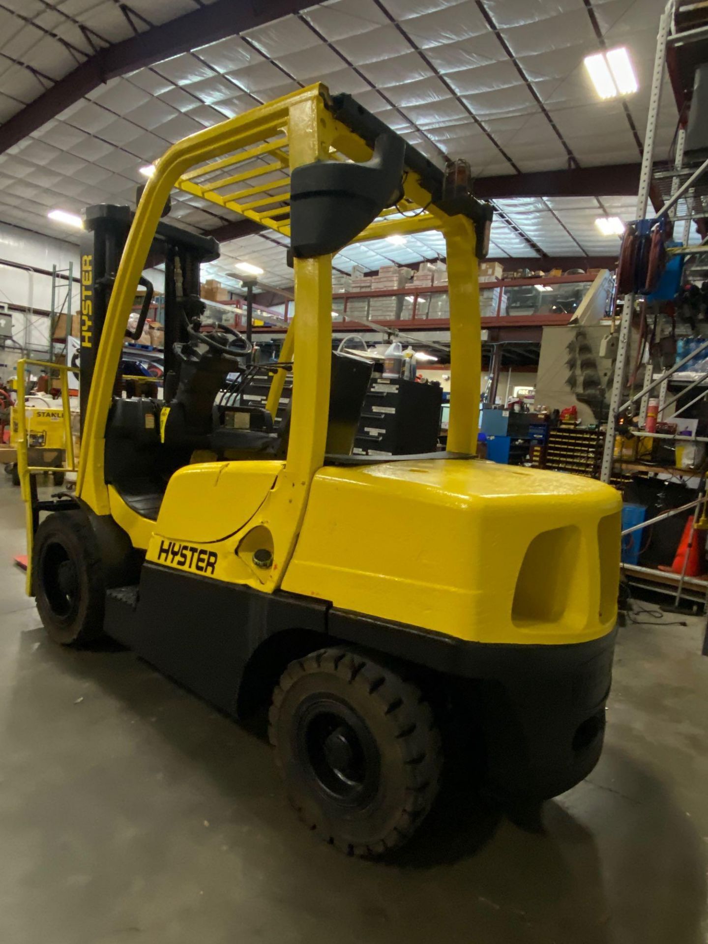 HYSTER H70FT FORKLIFT, APPROX. 7,000 LB CAPACITY, 181.9" HEIGHT CAP, TILT, RUNS AND OPERATES - Image 2 of 10