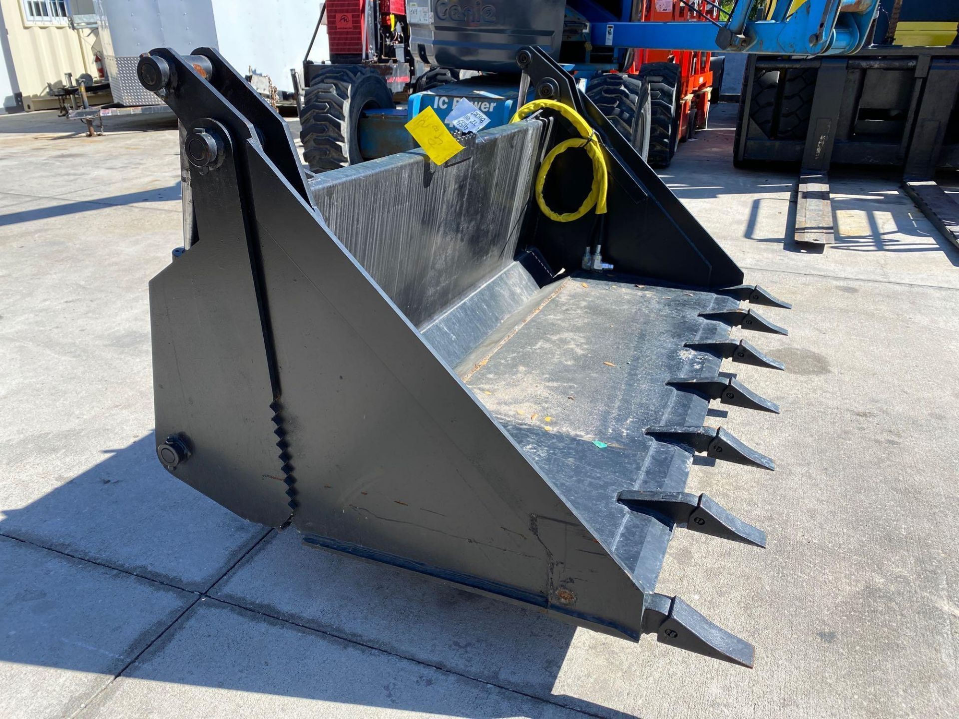 72" 4-IN-1 HYDRAULIC BUCKET - Image 4 of 14