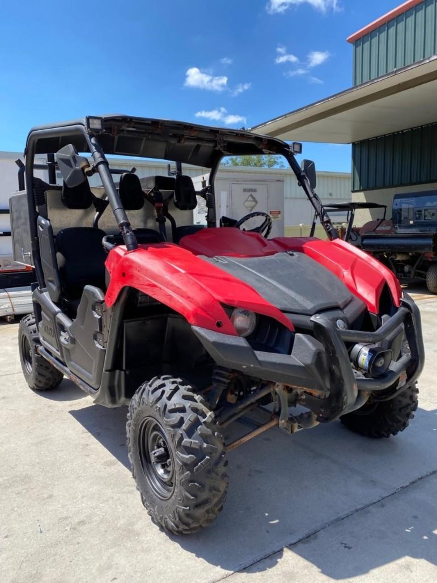 YAMAHA UTV WITH TOOL/STORAGE BIN, HAS RUST ON UNDER CARRIAGE AND FRAME, RUNS AND OPERATES - Image 5 of 20