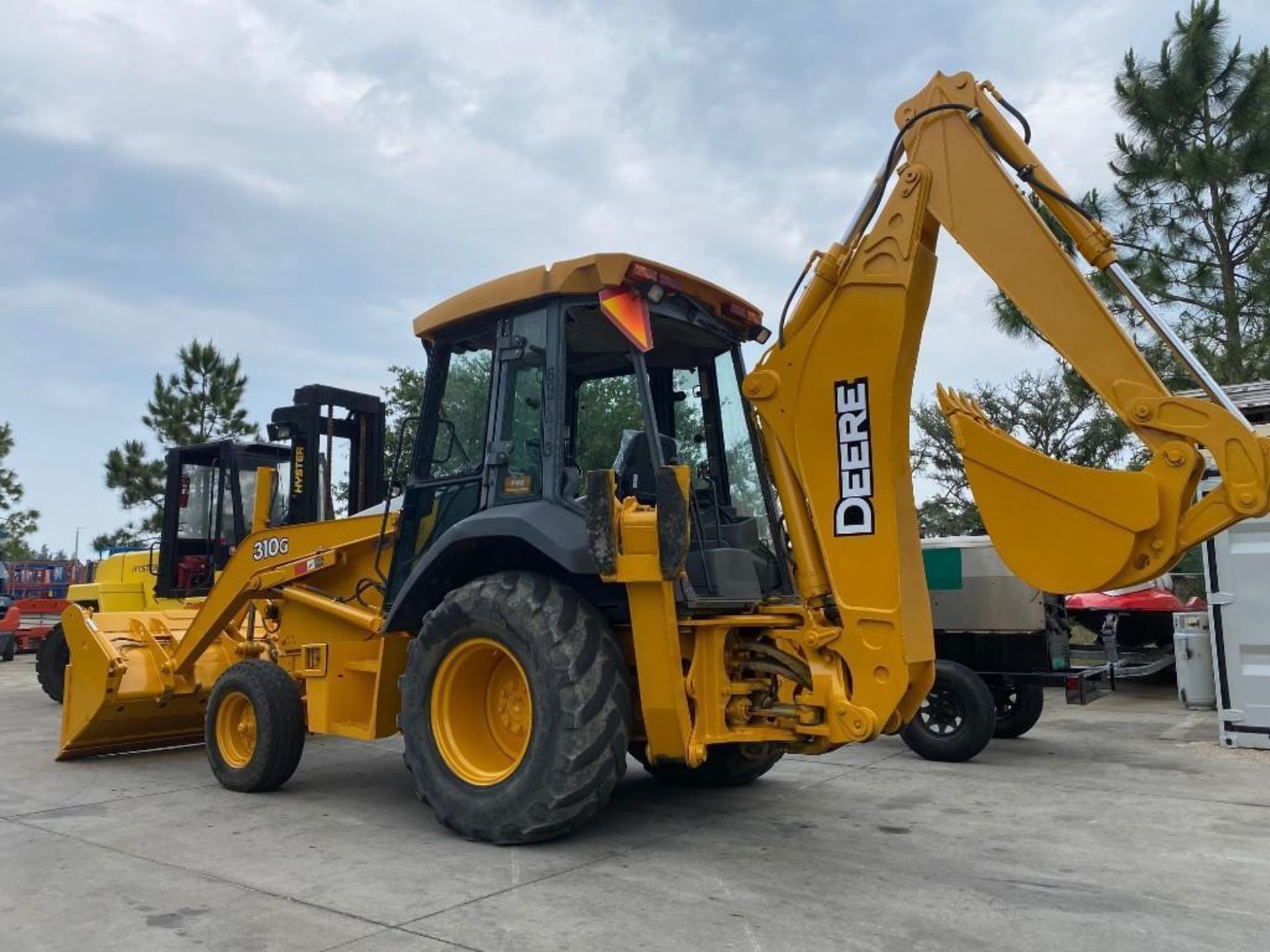 JOHN DEERE 310G LOADER, BACKHOE, DIESEL, ENCLOSED CAB, BROKEN GLASS, 4 IN 1 BUCKET, RUNS AND OPERATE - Image 4 of 26