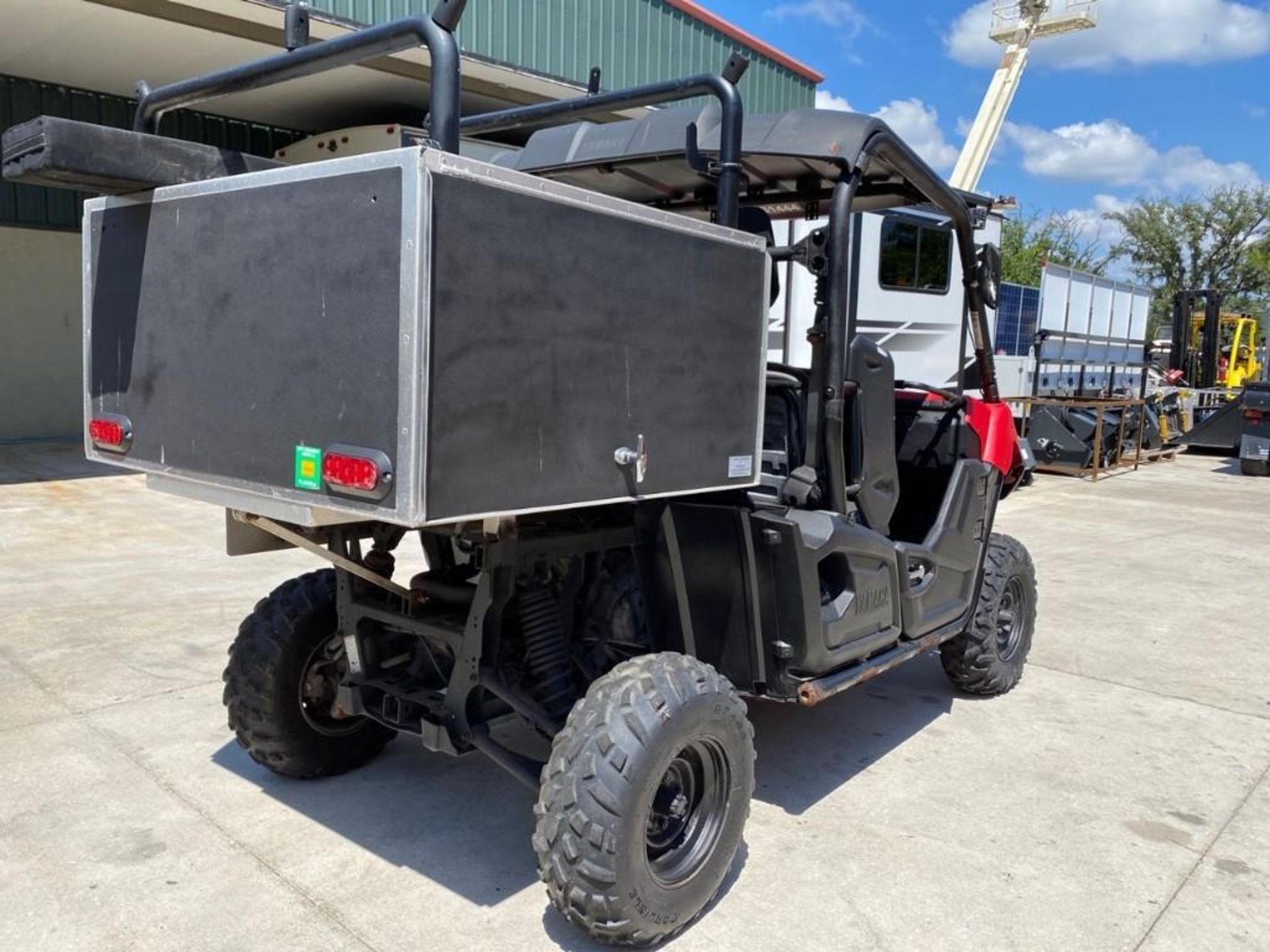 YAMAHA UTV WITH TOOL/STORAGE BIN, HAS RUST ON UNDER CARRIAGE AND FRAME, RUNS AND OPERATES - Image 9 of 20