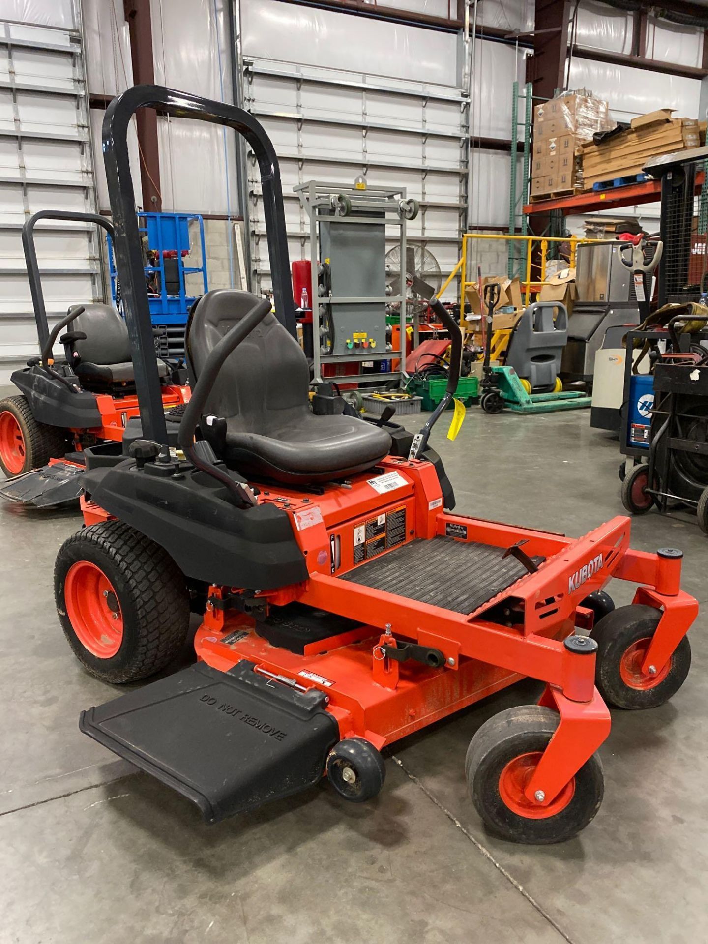 2016 KUBOTA Z122RKW 42" RIDE ON MOWER, 3.9 HOURS SHOWING, RUNS AND OPERATES - Image 3 of 9