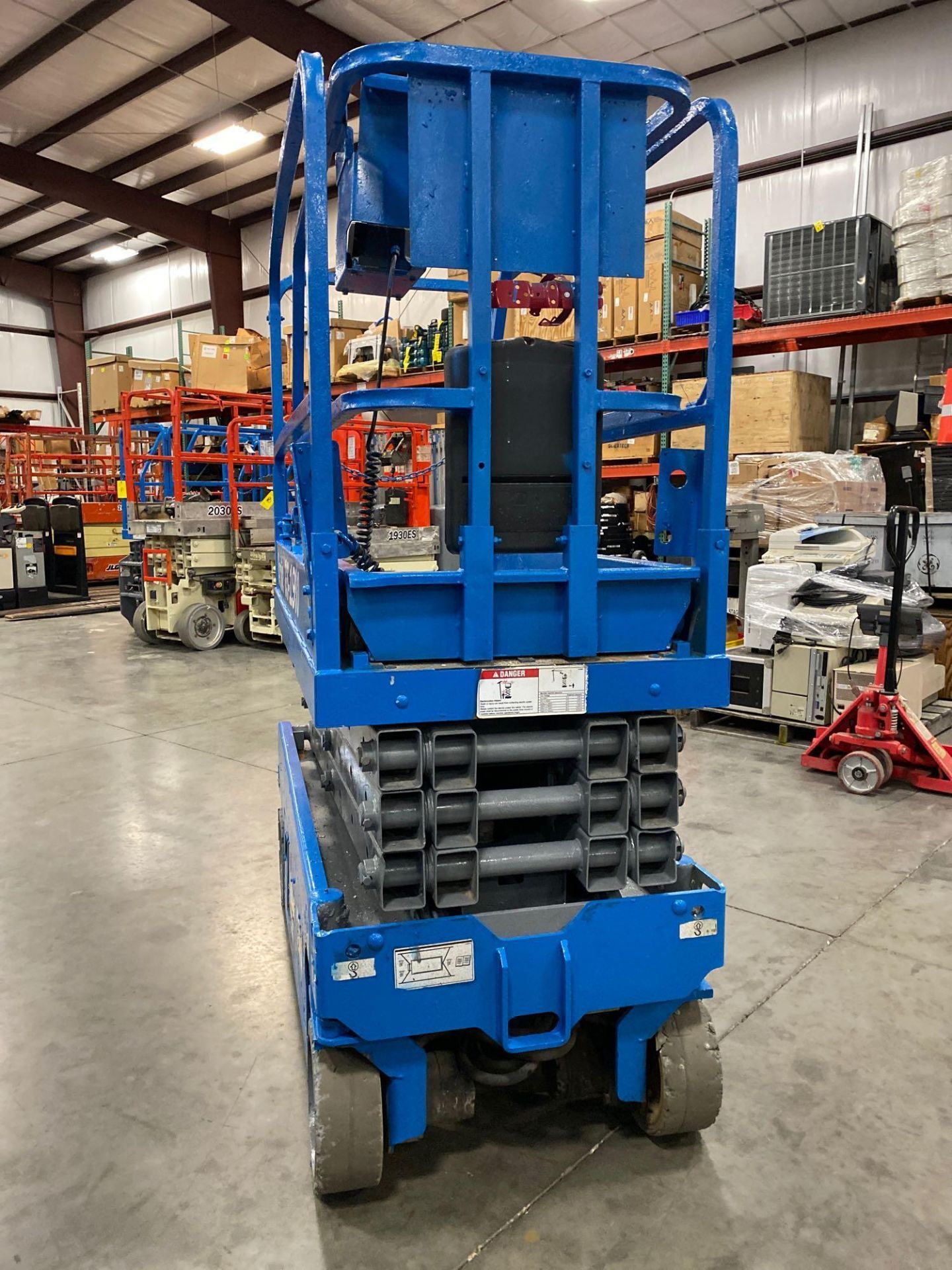 GENIE GS1930 SCISSOR LIFT, SELF PROPELLED, 19' PLATFORM HEIGHT, BUILT IN BATTERY CHARGER, SLIDE OUT - Image 8 of 12