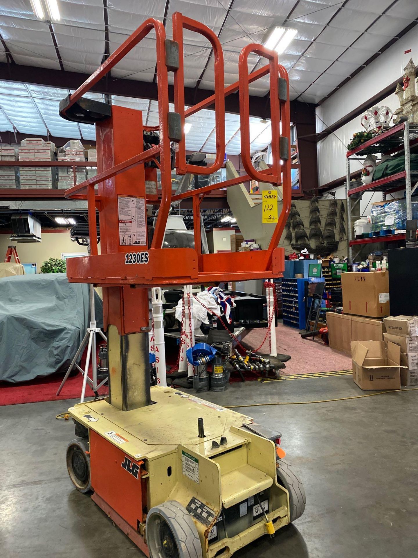 JLG 1230ES MAN LIFT, 12’ PLATFORM HEIGHT, 16’ WORKING HEIGHT, 24V, BUILT IN CHARGER, RUNS AND OPERAT - Image 3 of 14