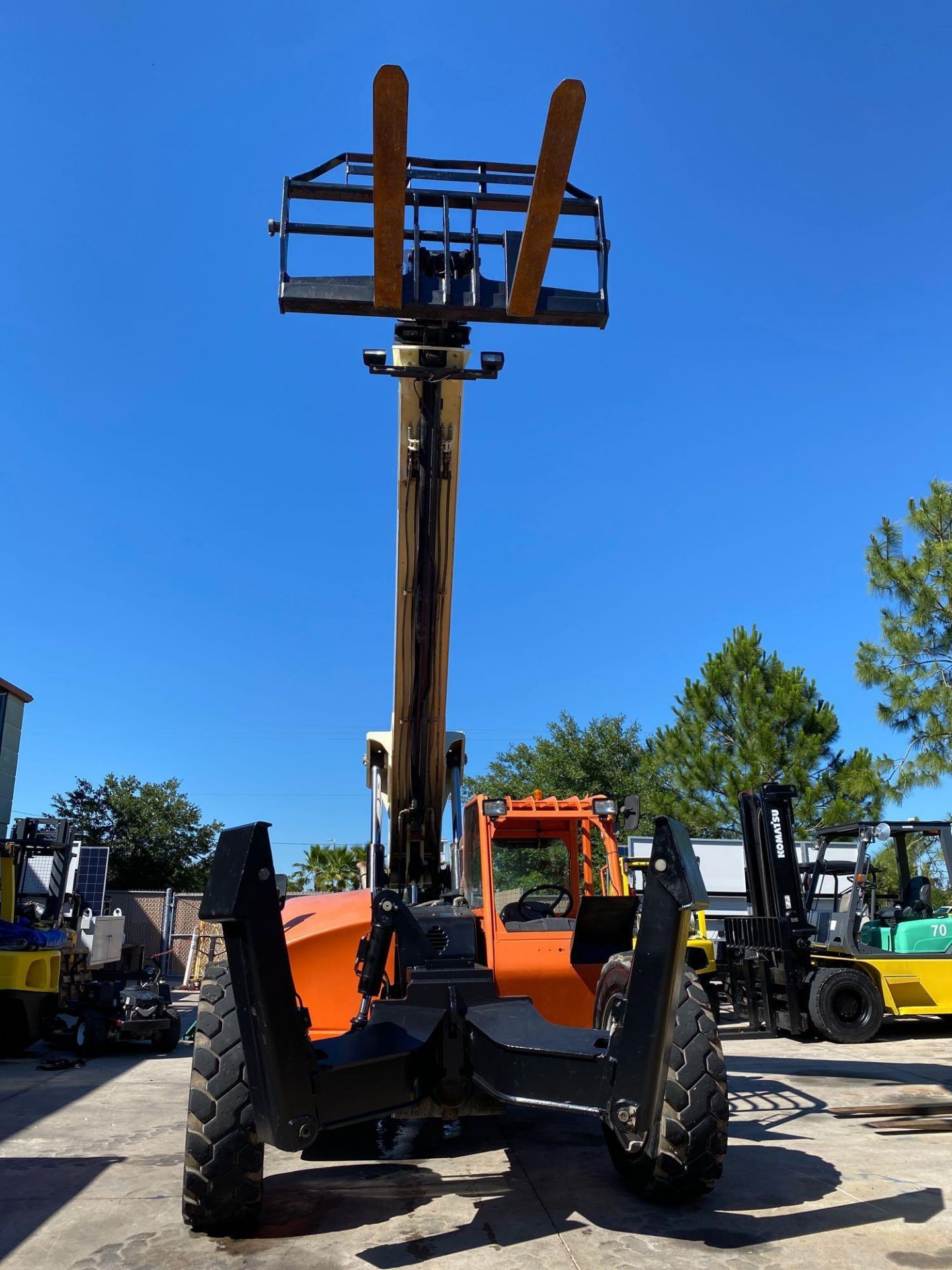 2013 JLG TELESCOPIC FORKLIFT MODEL G10-55A, 10,000 LB CAPACITY, OUTRIGGERS, 5,717.7 HOURS SHOWING, C - Image 2 of 16