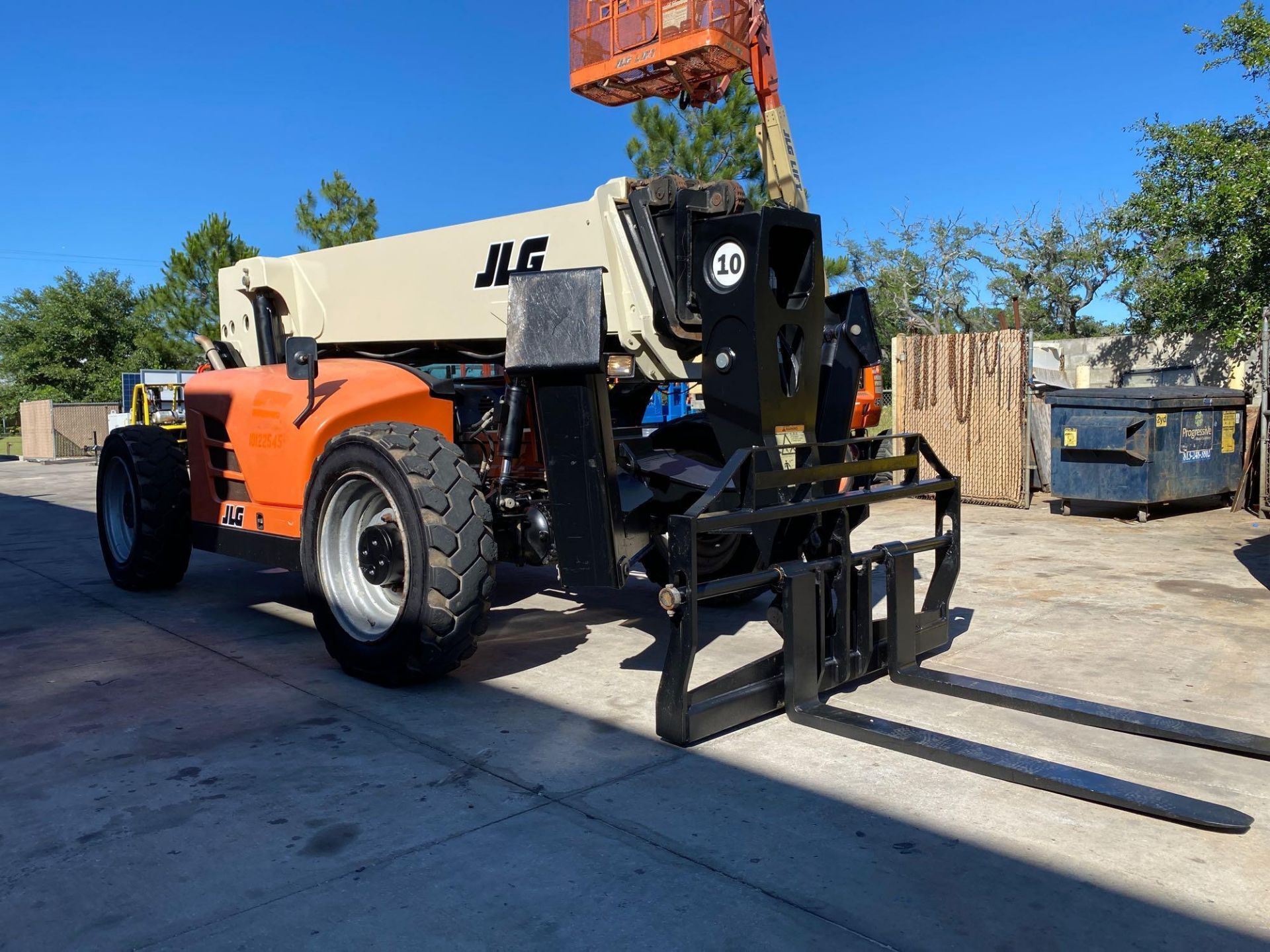 2013 JLG TELESCOPIC FORKLIFT MODEL G10-55A, 10,000 LB CAPACITY, OUTRIGGERS, 5,717.7 HOURS SHOWING, C - Image 15 of 16