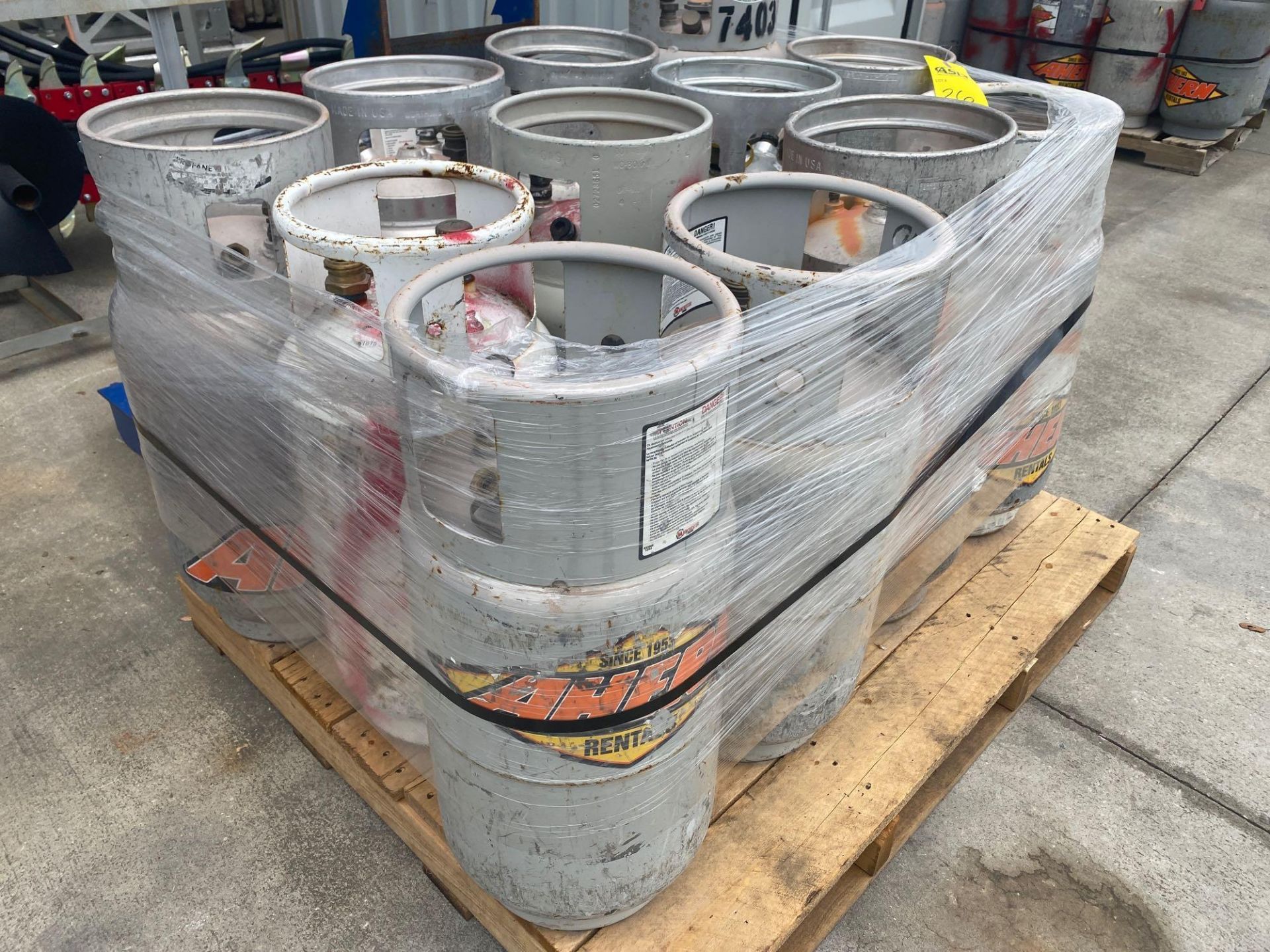 PALLET OF PROPANE TANKS, ALUMINUM AND STEEL - Image 2 of 5