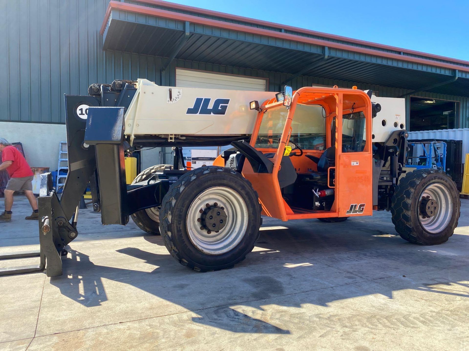 2013 JLG TELESCOPIC FORKLIFT MODEL G10-55A, 10,000 LB CAPACITY, OUTRIGGERS, 5,717.7 HOURS SHOWING, C - Image 9 of 16