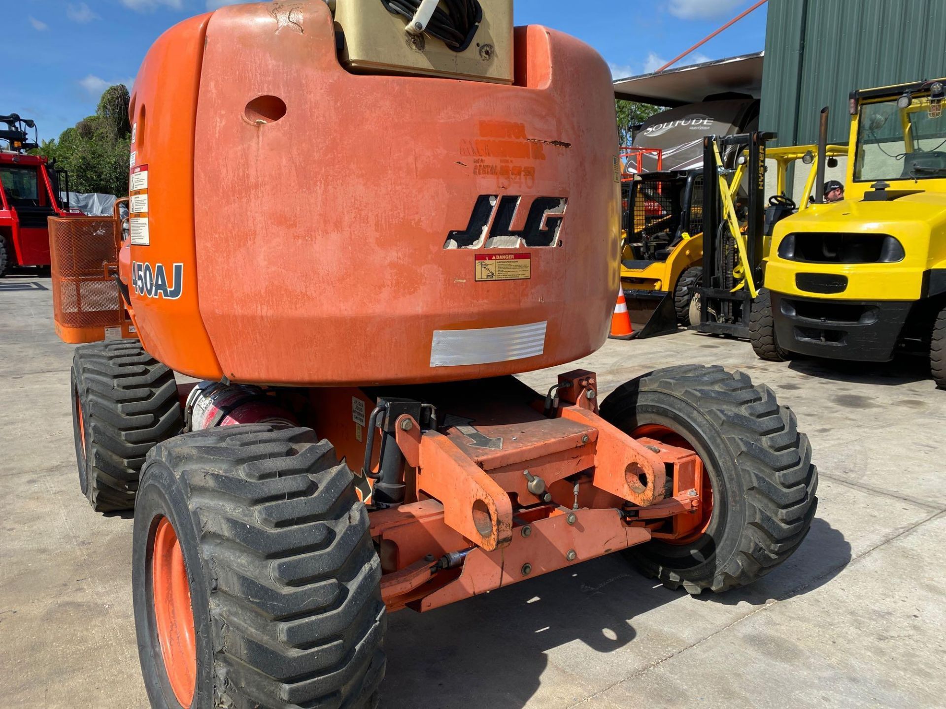 JLG 450AJ 4WD ARTICTLATING MAN LIFT, 4x4, LP/GAS, RUNS AND OPERATES - Image 19 of 20