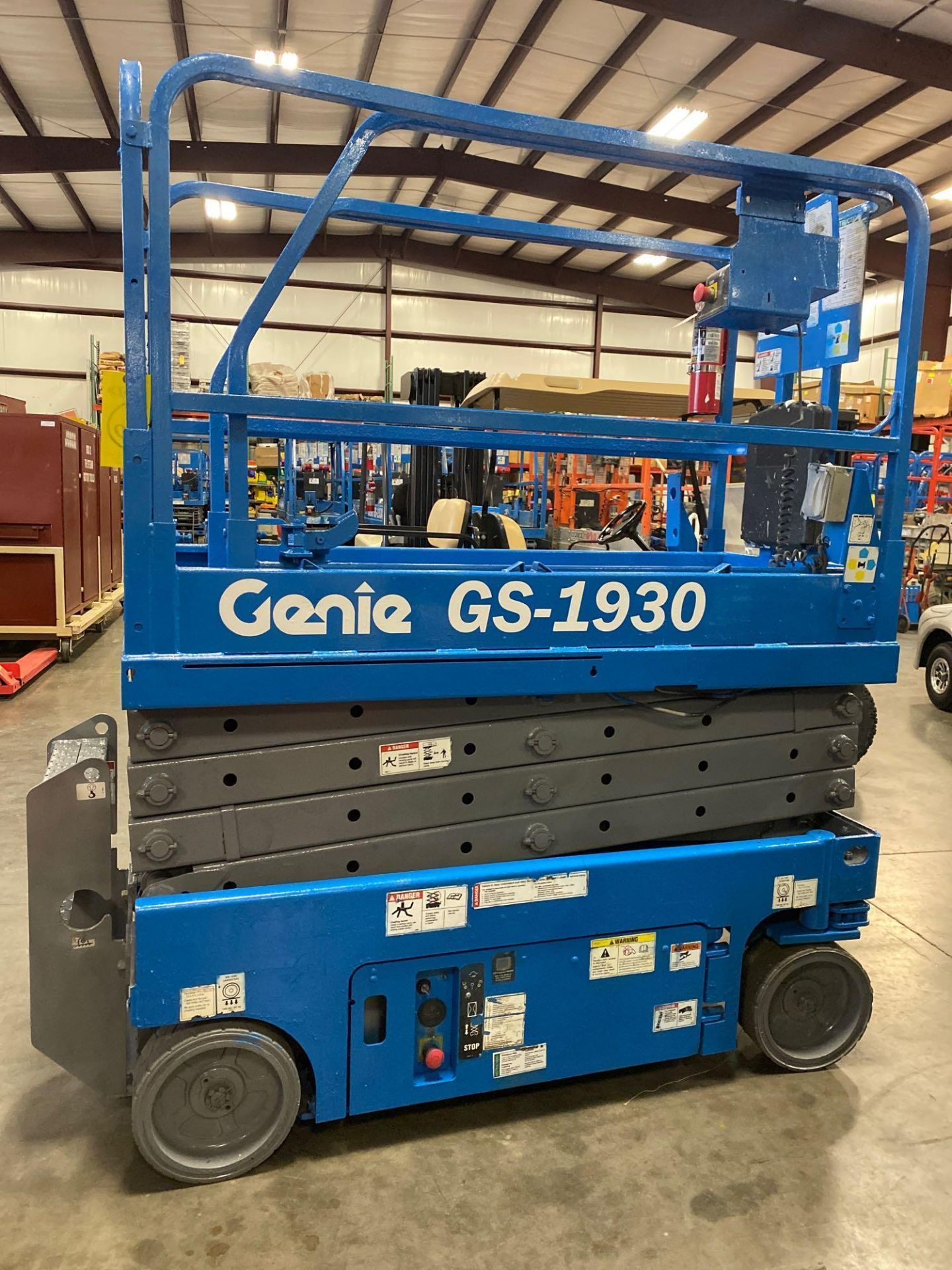 GENIE GS1930 SCISSOR LIFT, SELF PROPELLED, 19' PLATFORM HEIGHT, BUILT IN BATTERY CHARGER, - Image 8 of 8