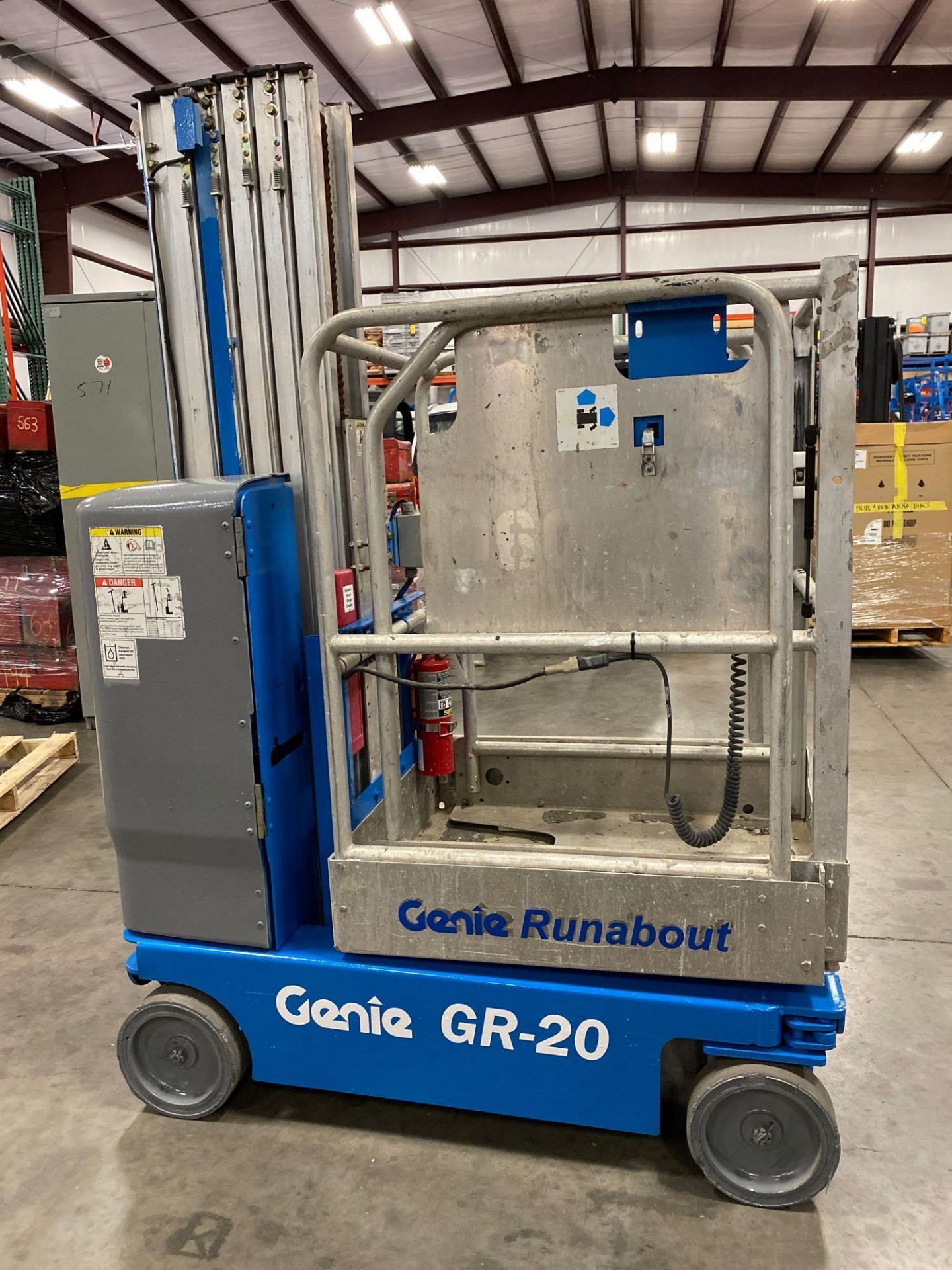 2014 GENIE GR-20 ELECTRIC MAN LIFT, 20' PLATFORM HEIGHT, SELF PROPELLED, 207 HOURS SHOWING - Image 12 of 16