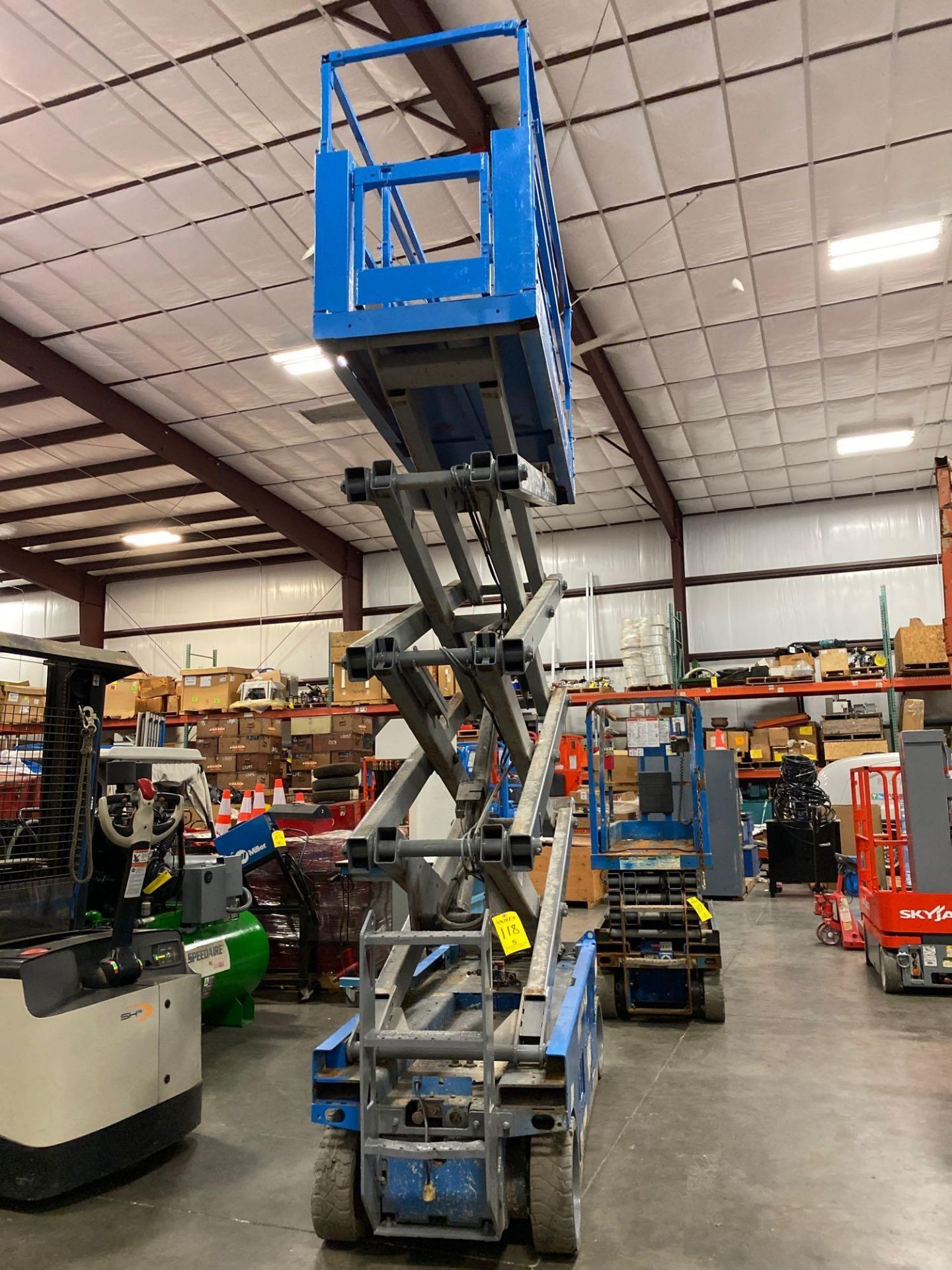 GENIE GS 2632 ELECTRIC SCISSOR LIFT, 26' PLATFORM HEIGHT, BUILT IN BATTERY CHARGER - Image 4 of 12
