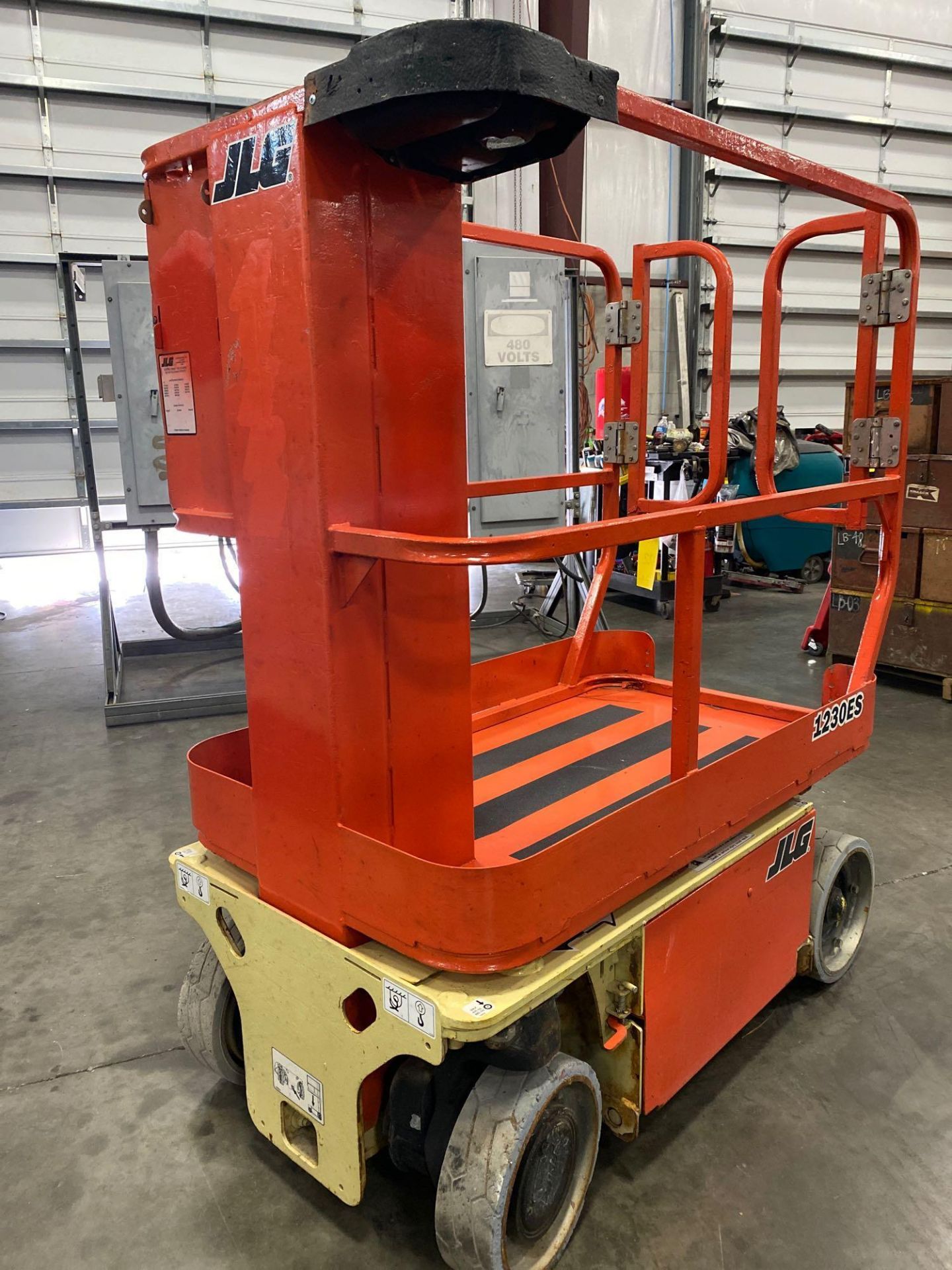 JLG 1230ES MAN LIFT, 12’ PLATFORM HEIGHT, 16’ WORKING HEIGHT, 24V, BUILT IN CHARGER, RUNS AND OPERAT - Image 13 of 14