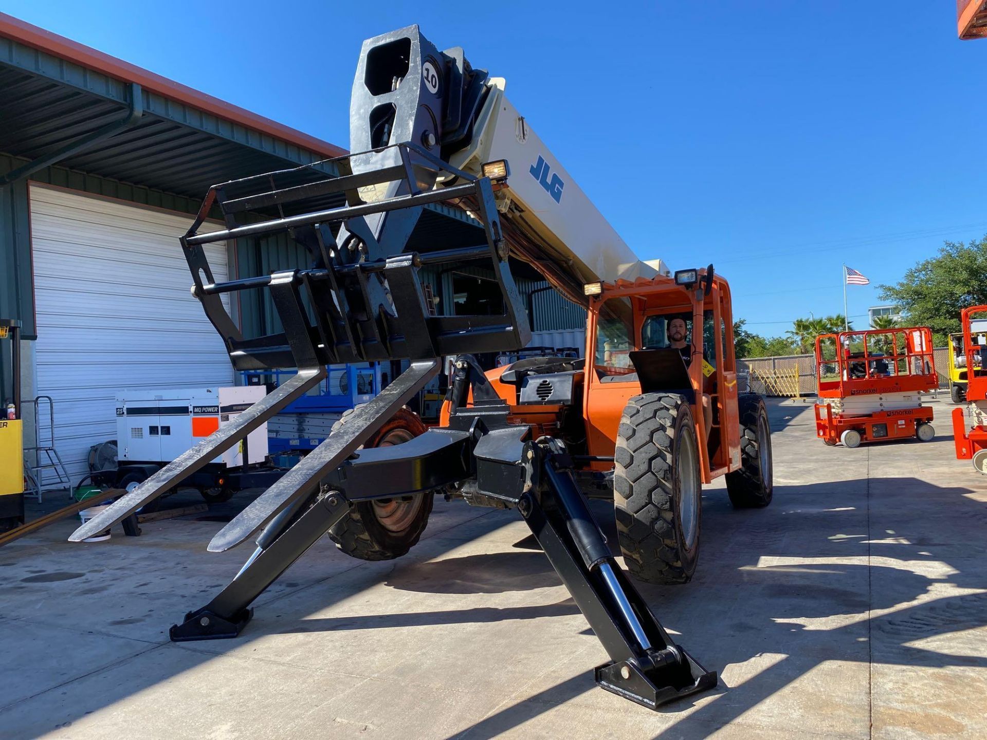 2013 JLG TELESCOPIC FORKLIFT MODEL G10-55A, 10,000 LB CAPACITY, OUTRIGGERS, 5,717.7 HOURS SHOWING, C - Image 7 of 16