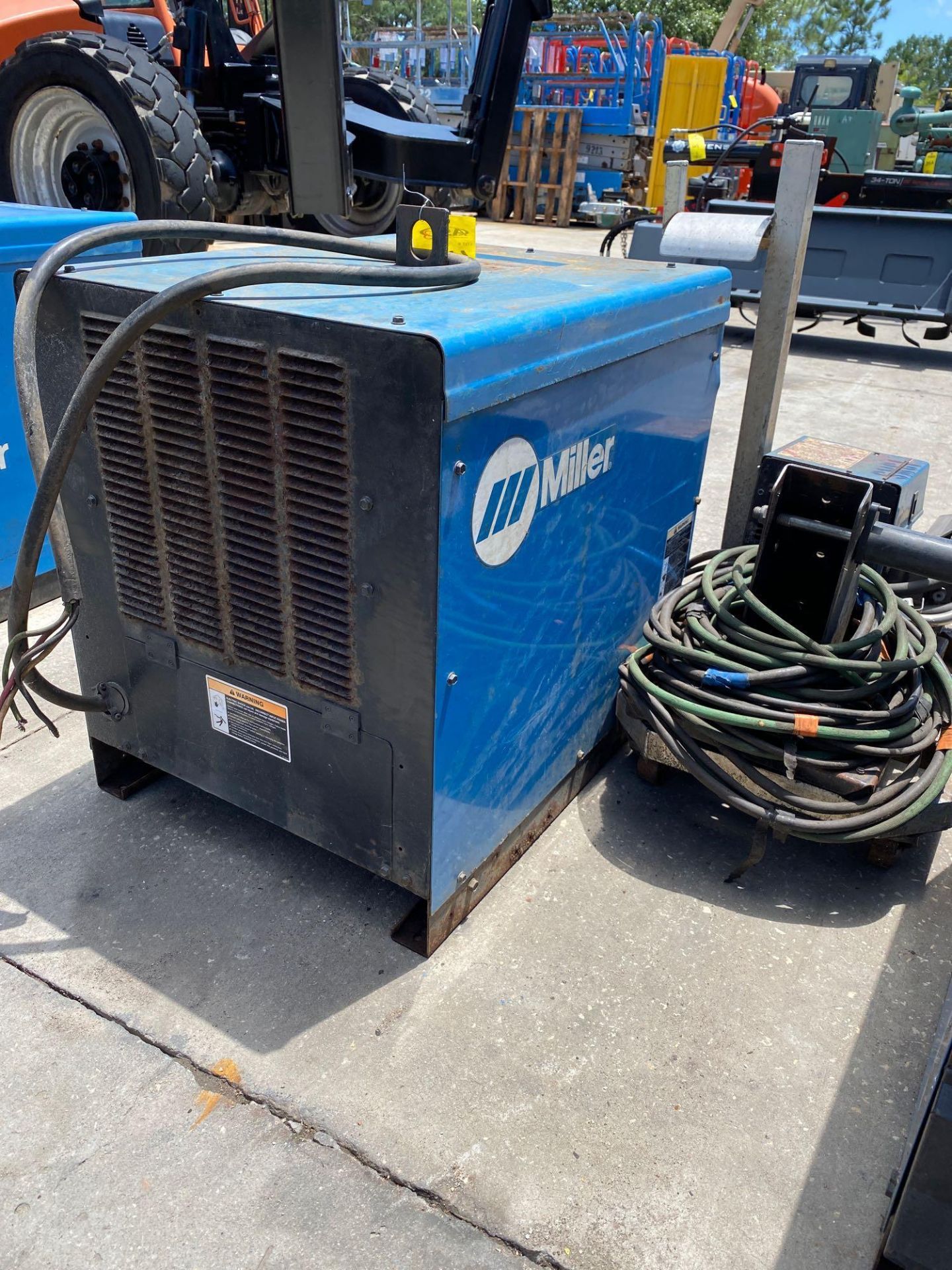 MILLER CP-302 ELECTRIC WELDER WITH MILLER 60 SERIES 24V WIRE FEEDER AND CABLES/CORDS - Image 5 of 10