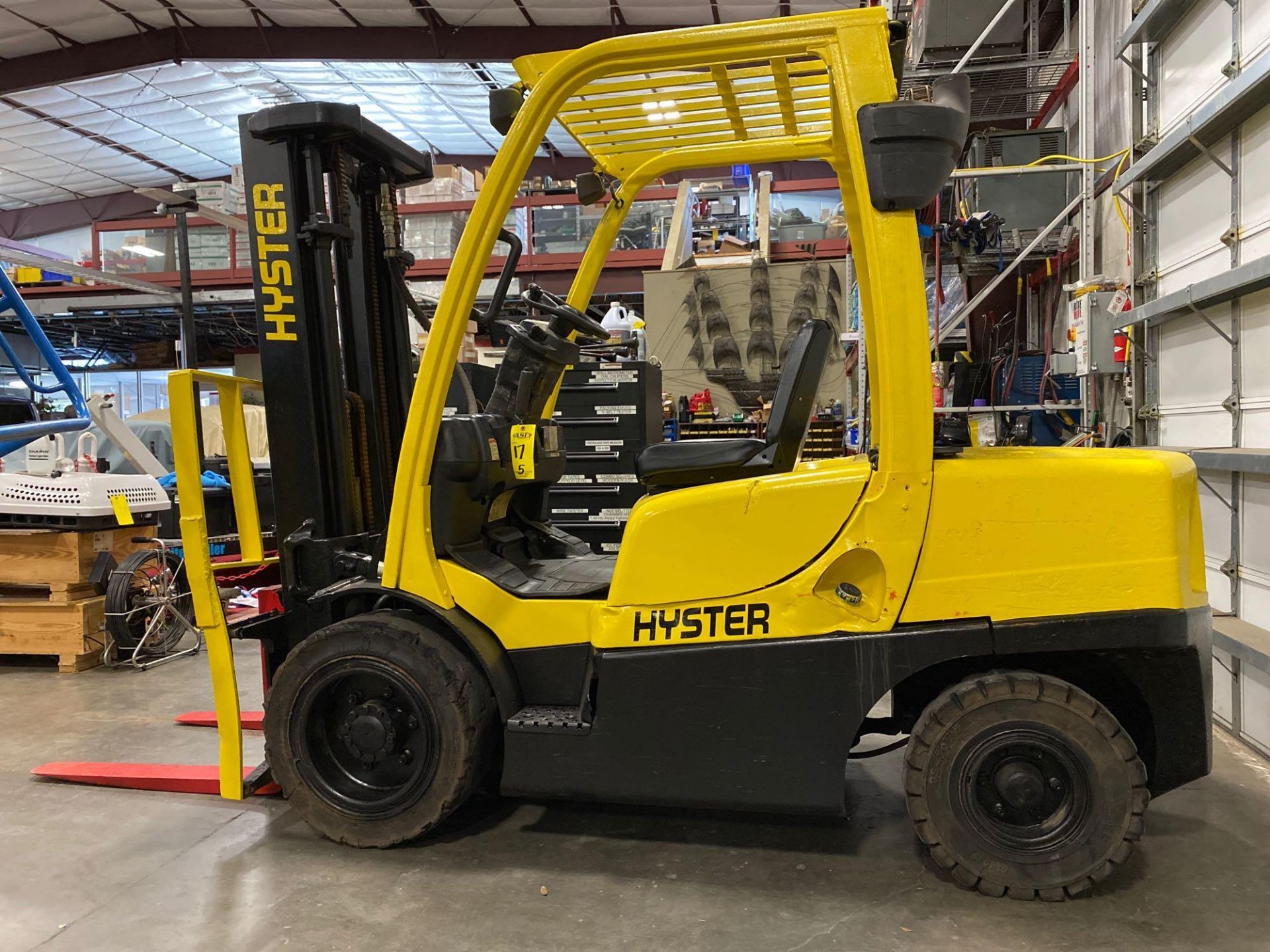 HYSTER H70FT FORKLIFT, APPROX. 7,000 LB CAPACITY, 181.9" HEIGHT CAP, TILT, RUNS AND OPERATES