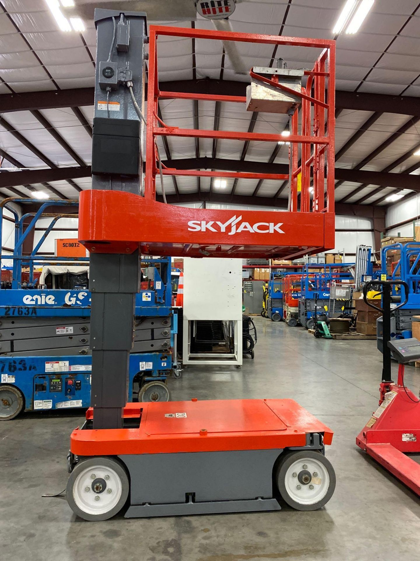 SKYJACK SJ12 ELECTRIC MAN LIFT, SELF PROPELLED, BUILT IN BATTERY CHARGER, 12' PLATFORM HEIGHT, 153 H - Image 13 of 14