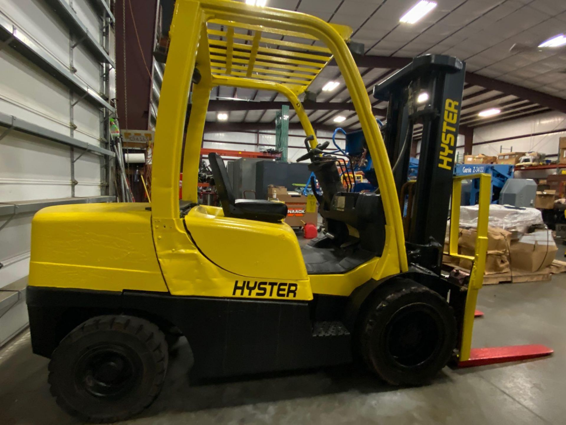 HYSTER H70FT FORKLIFT, APPROX. 7,000 LB CAPACITY, 181.9" HEIGHT CAP, TILT, RUNS AND OPERATES - Image 4 of 10