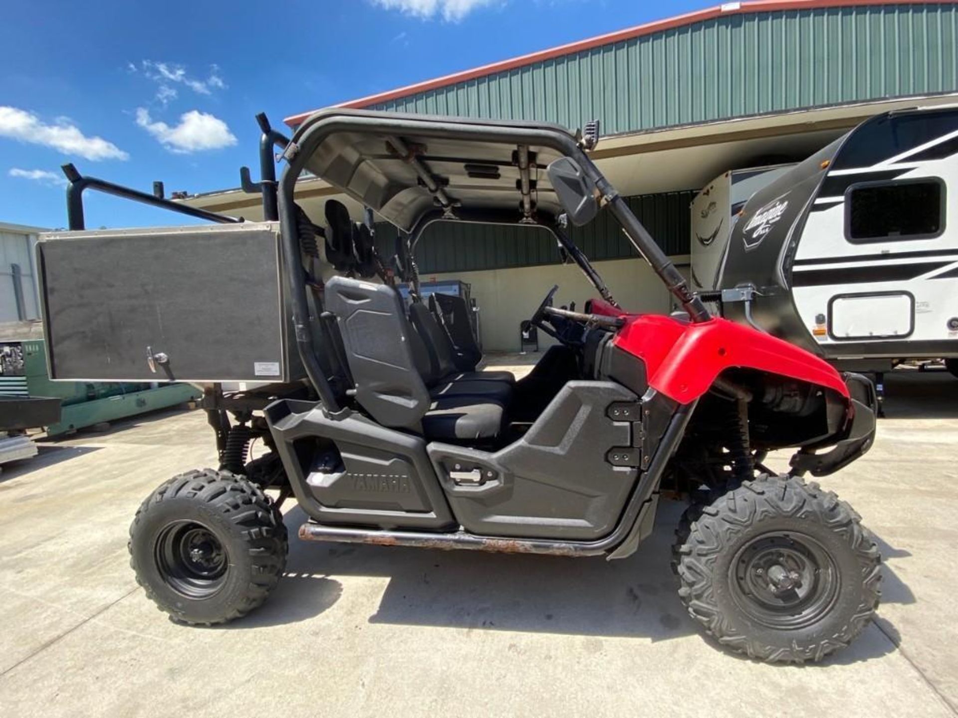 YAMAHA UTV WITH TOOL/STORAGE BIN, HAS RUST ON UNDER CARRIAGE AND FRAME, RUNS AND OPERATES - Image 8 of 20